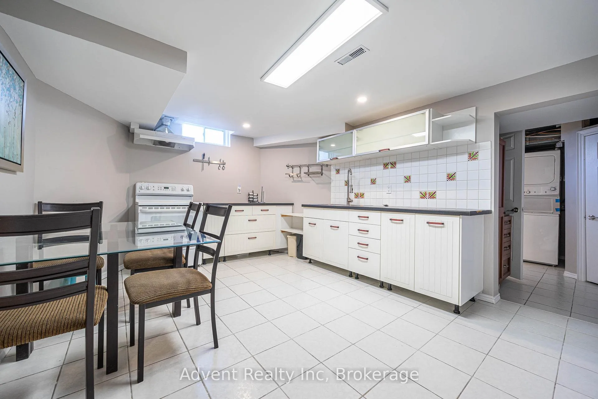 Photo 8 of Unit Bsmt, 49 Cherhill Drive, Vaughan, Maple — HOMEH