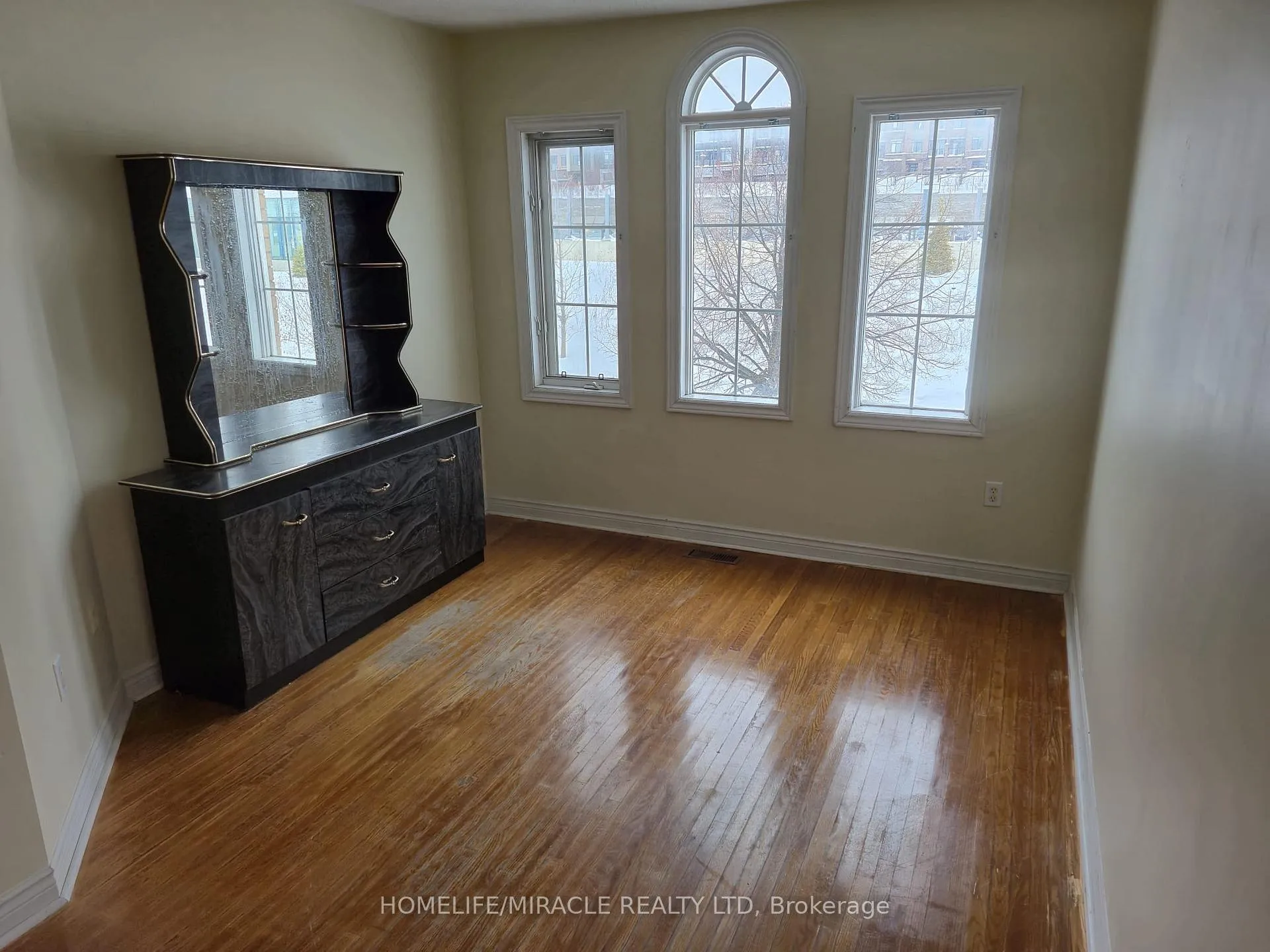Photo 2 of Unit Upper, 124 Lindenshire Avenue, Vaughan, Maple — HOMEH