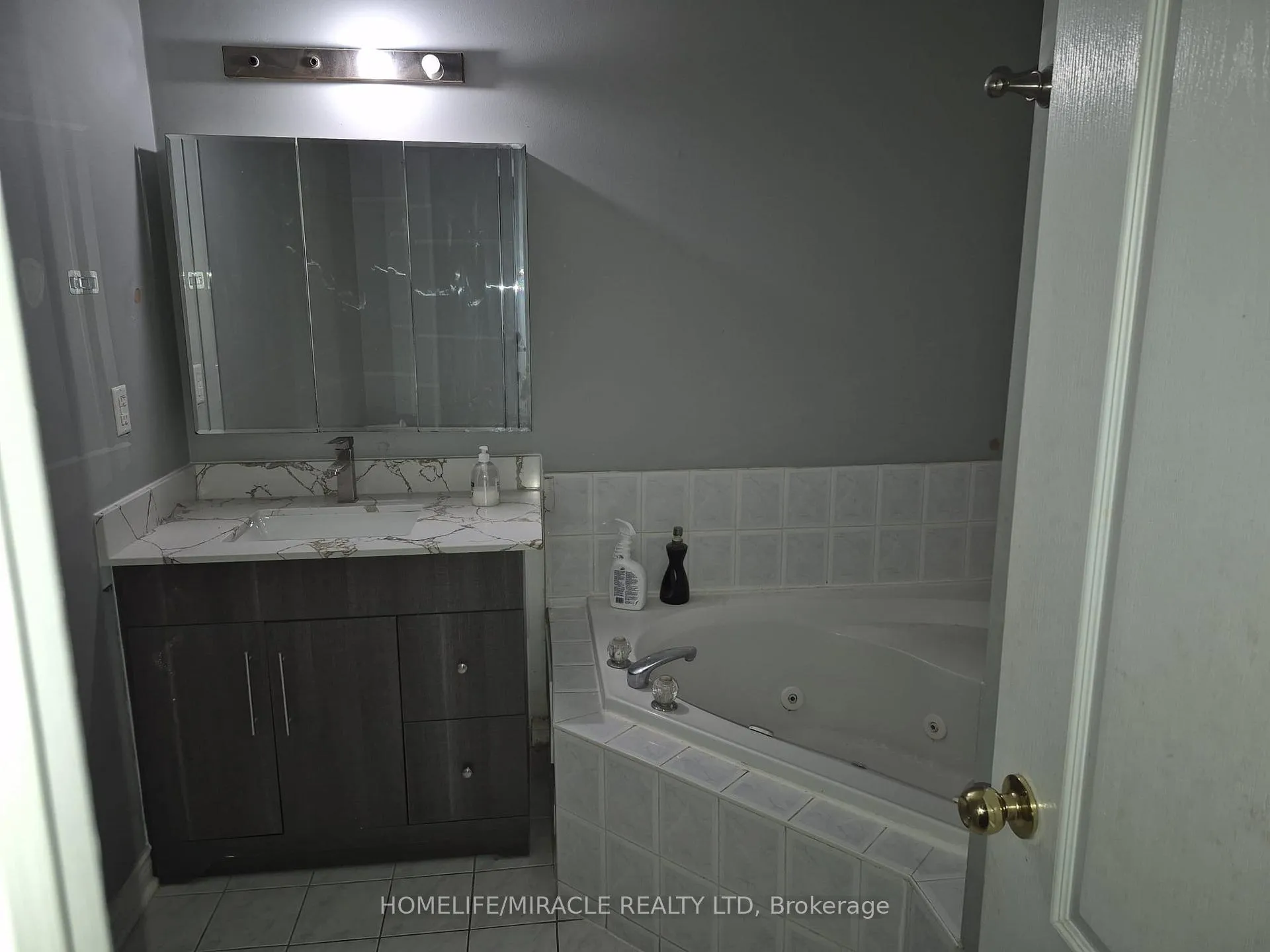 Photo 4 of Unit Upper, 124 Lindenshire Avenue, Vaughan, Maple — HOMEH