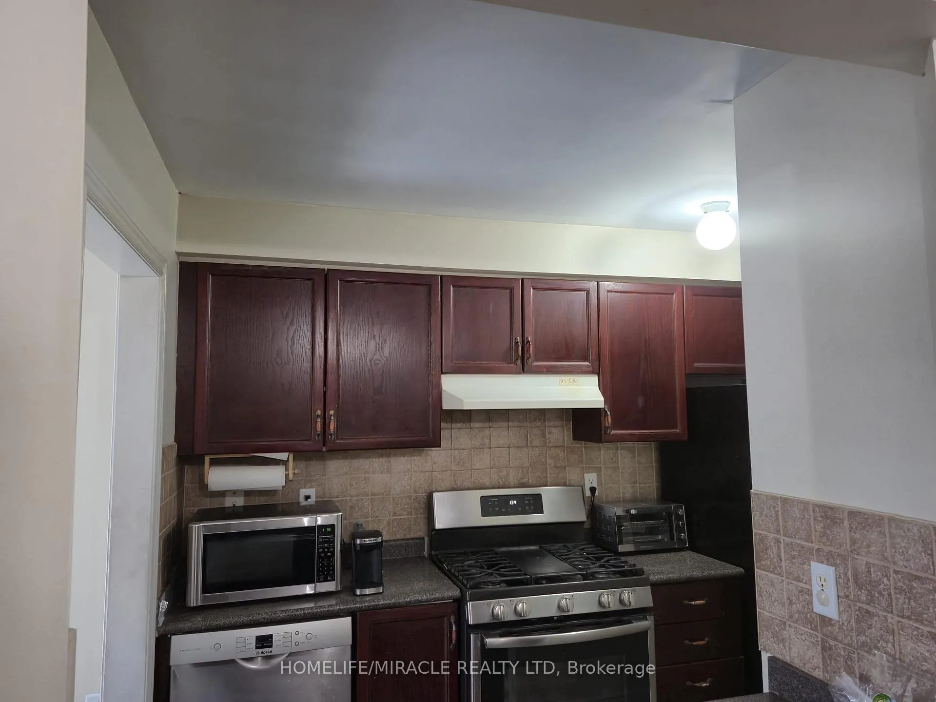 Photo 9 of Unit Upper, 124 Lindenshire Avenue, Vaughan, Maple — HOMEH