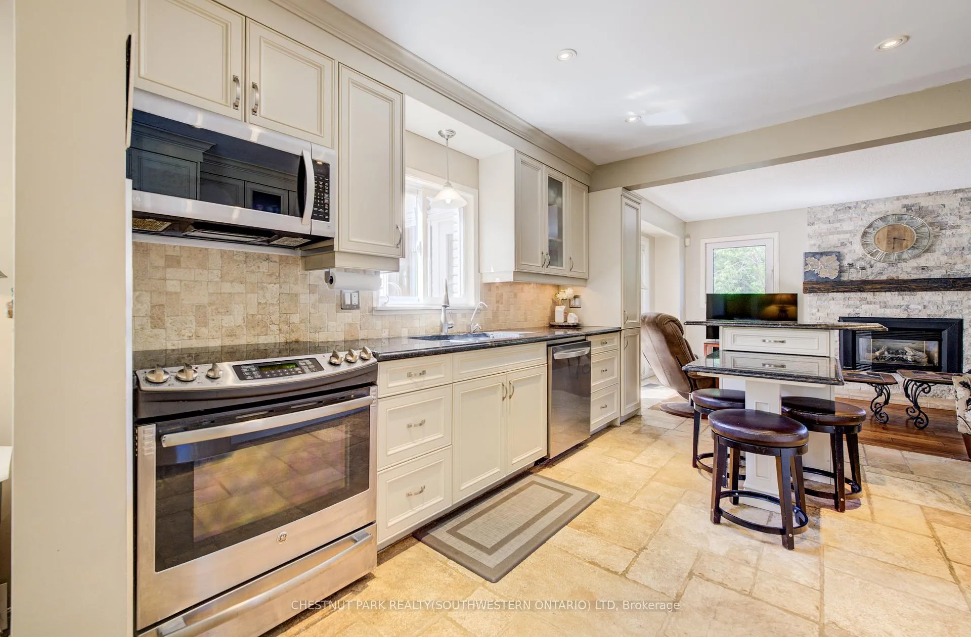 Photo 9 of 135 Royal Orchard Drive, Waterloo — HOMEH