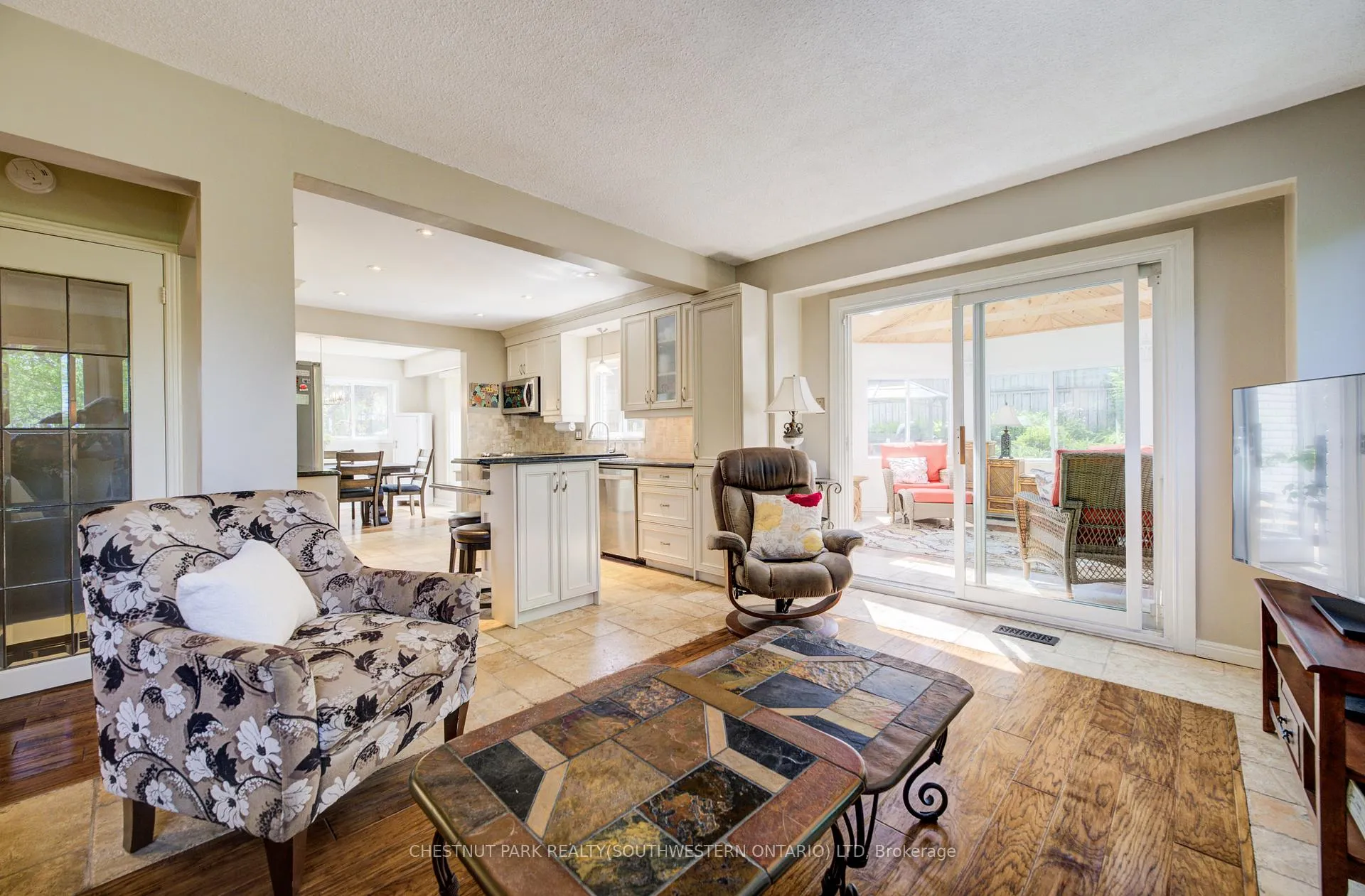 Photo 14 of 135 Royal Orchard Drive, Waterloo — HOMEH