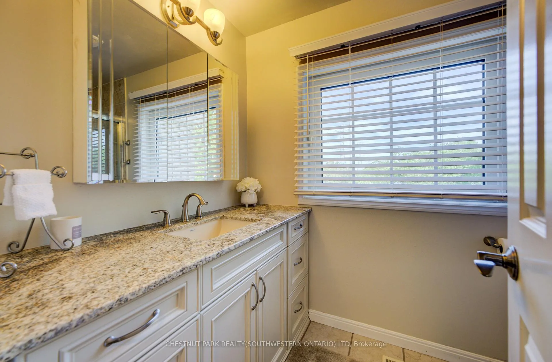 Photo 32 of 135 Royal Orchard Drive, Waterloo — HOMEH