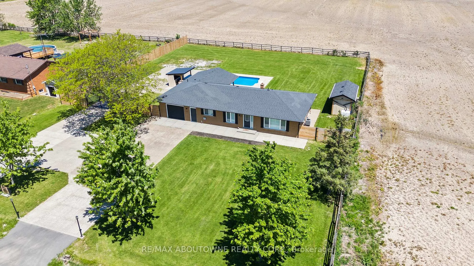 Photo 1 of 214 Binbrook Road, Hamilton, Rural Glanbrook — HOMEH