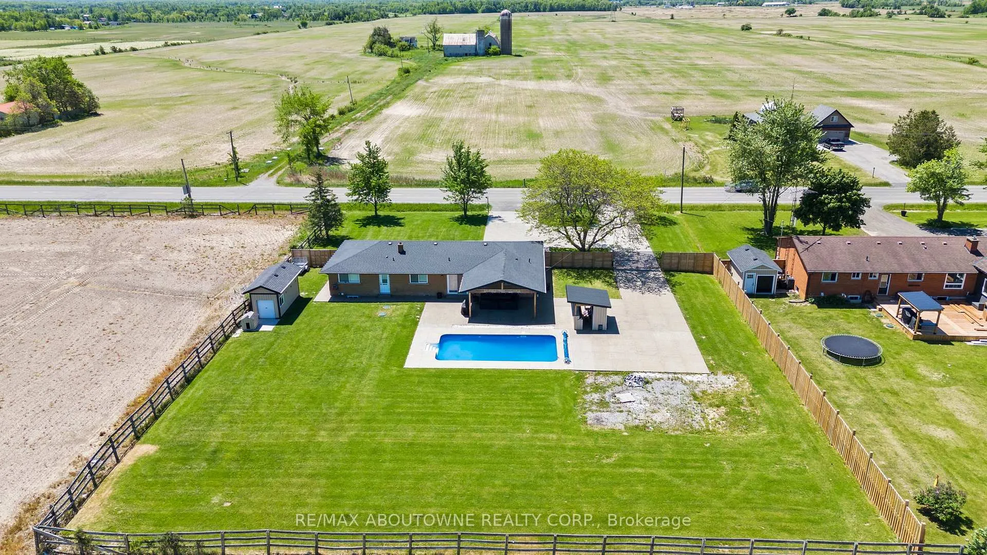Photo 2 of 214 Binbrook Road, Hamilton, Rural Glanbrook — HOMEH