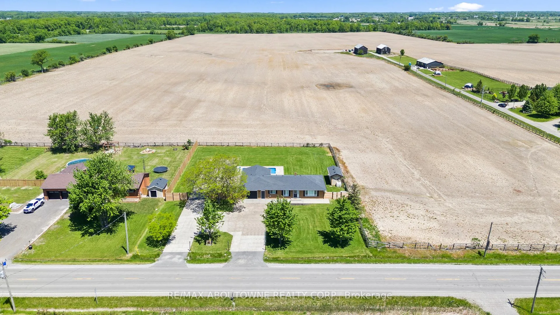 Photo 3 of 214 Binbrook Road, Hamilton, Rural Glanbrook — HOMEH