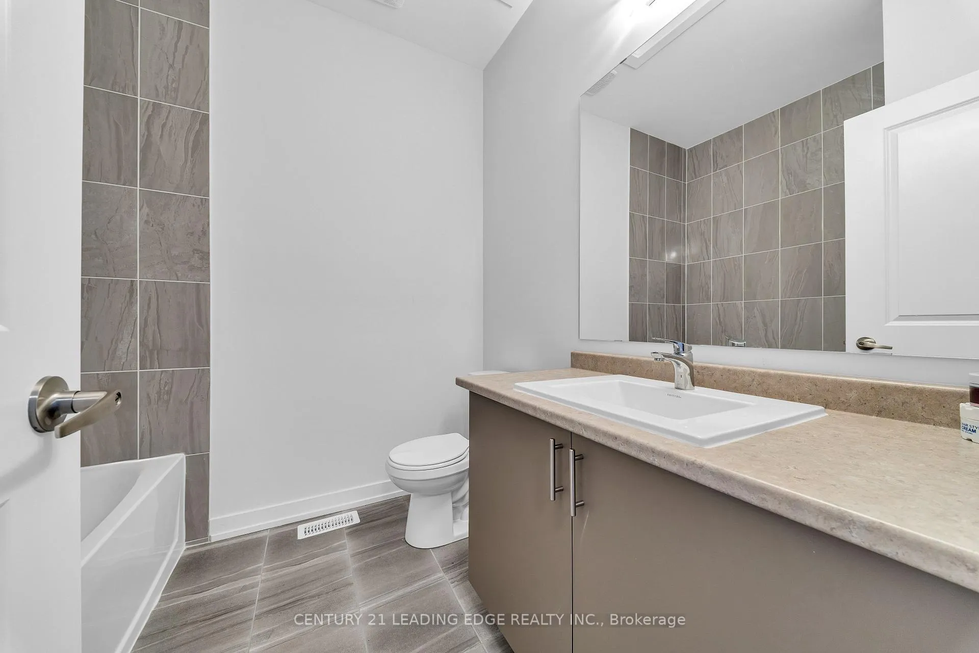 Photo 27 of 25 Pluto Way, Whitby, Brooklin — HOMEH
