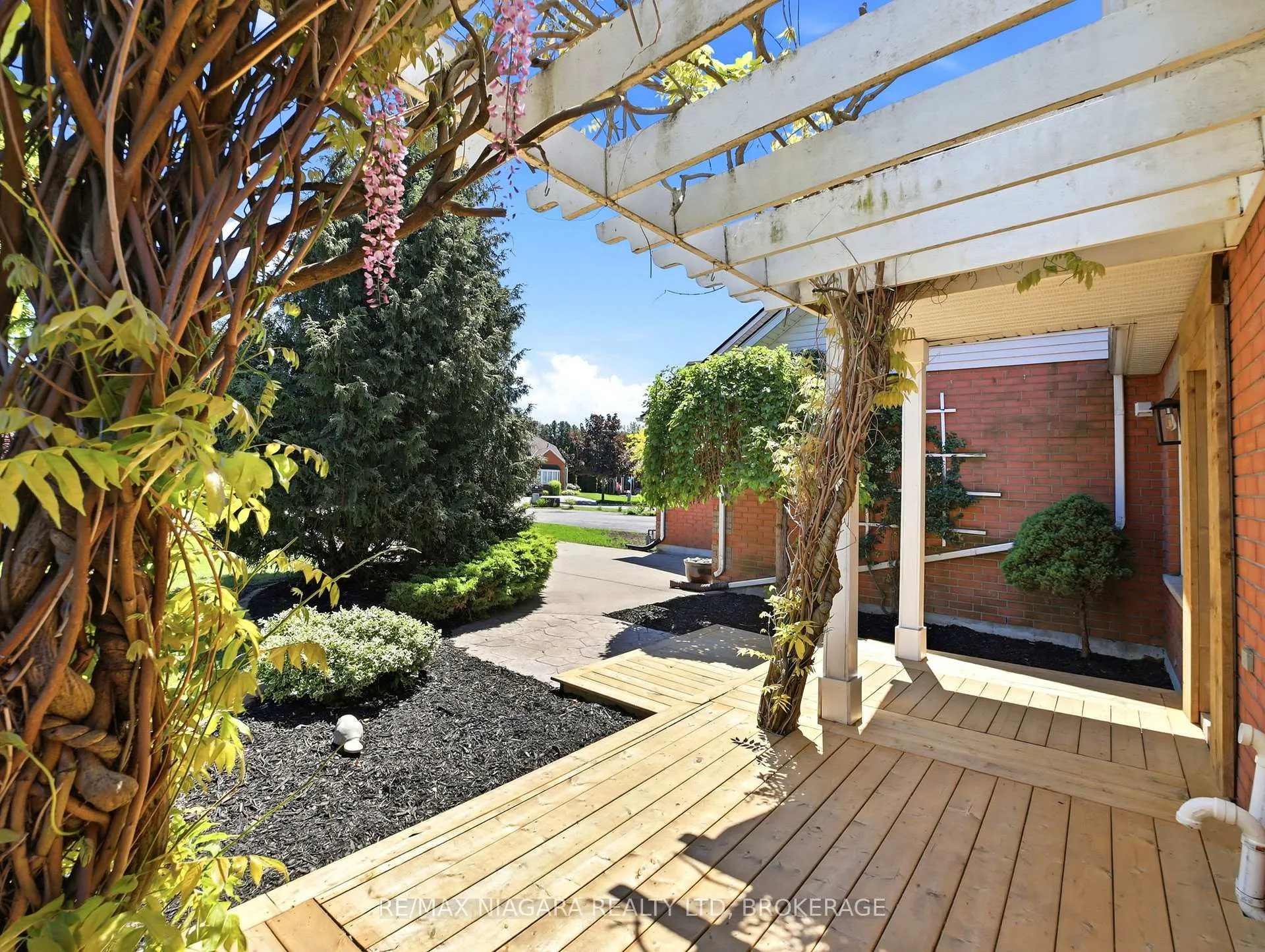 Photo 3 of 41 Morrison Crescent, Grimsby, Grimsby Beach — HOMEH