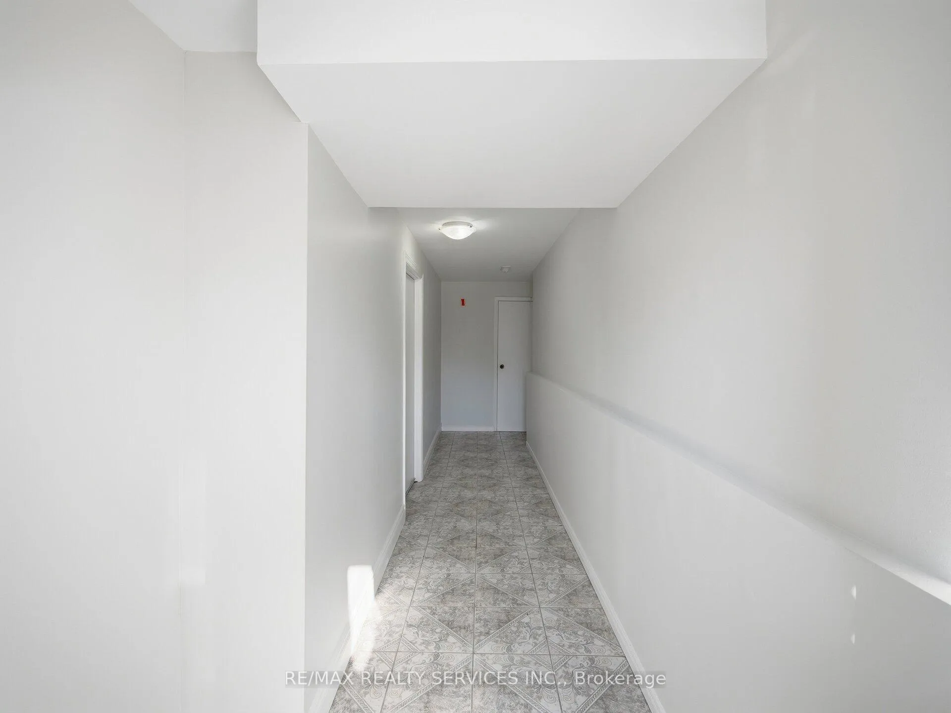 Photo 2 of Unit LOWER, 8 Deerpark Crescent S, Brampton, Brampton West — HOMEH