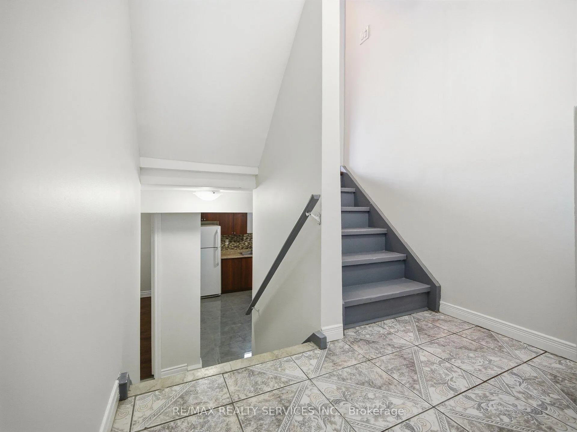 Photo 4 of Unit LOWER, 8 Deerpark Crescent S, Brampton, Brampton West — HOMEH