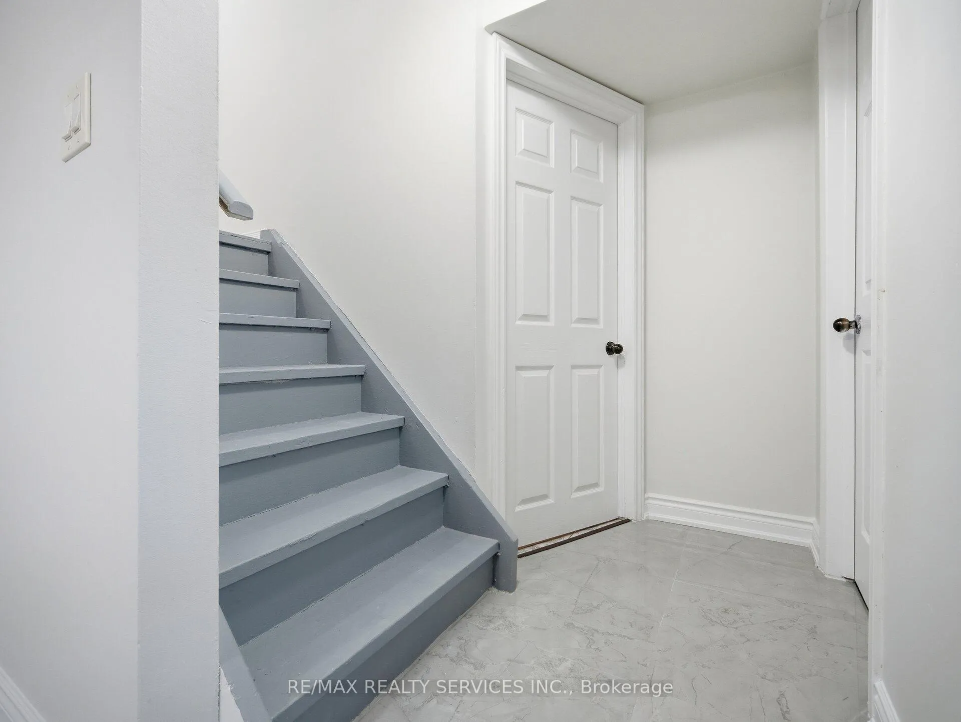 Photo 5 of Unit LOWER, 8 Deerpark Crescent S, Brampton, Brampton West — HOMEH