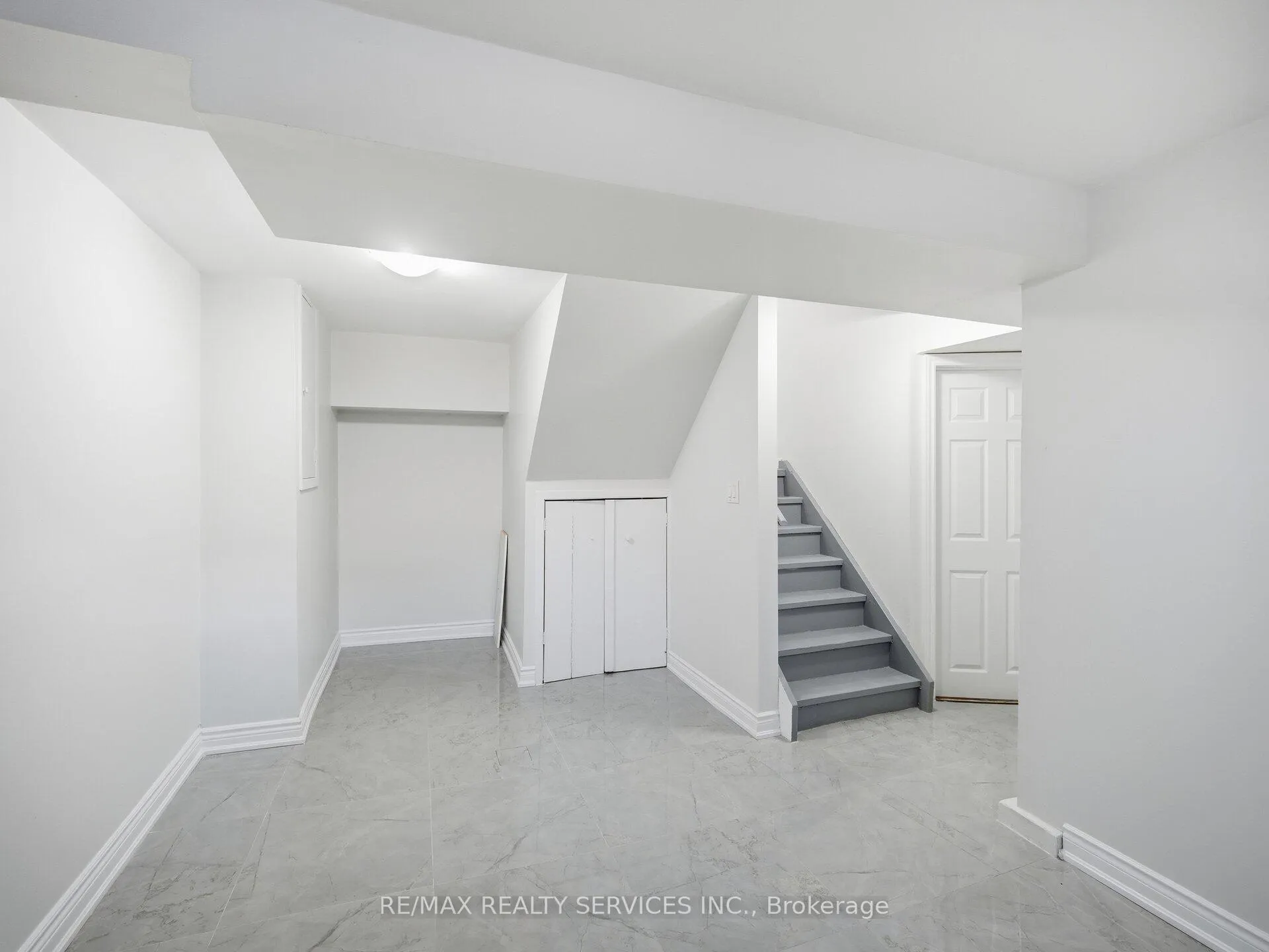 Photo 6 of Unit LOWER, 8 Deerpark Crescent S, Brampton, Brampton West — HOMEH