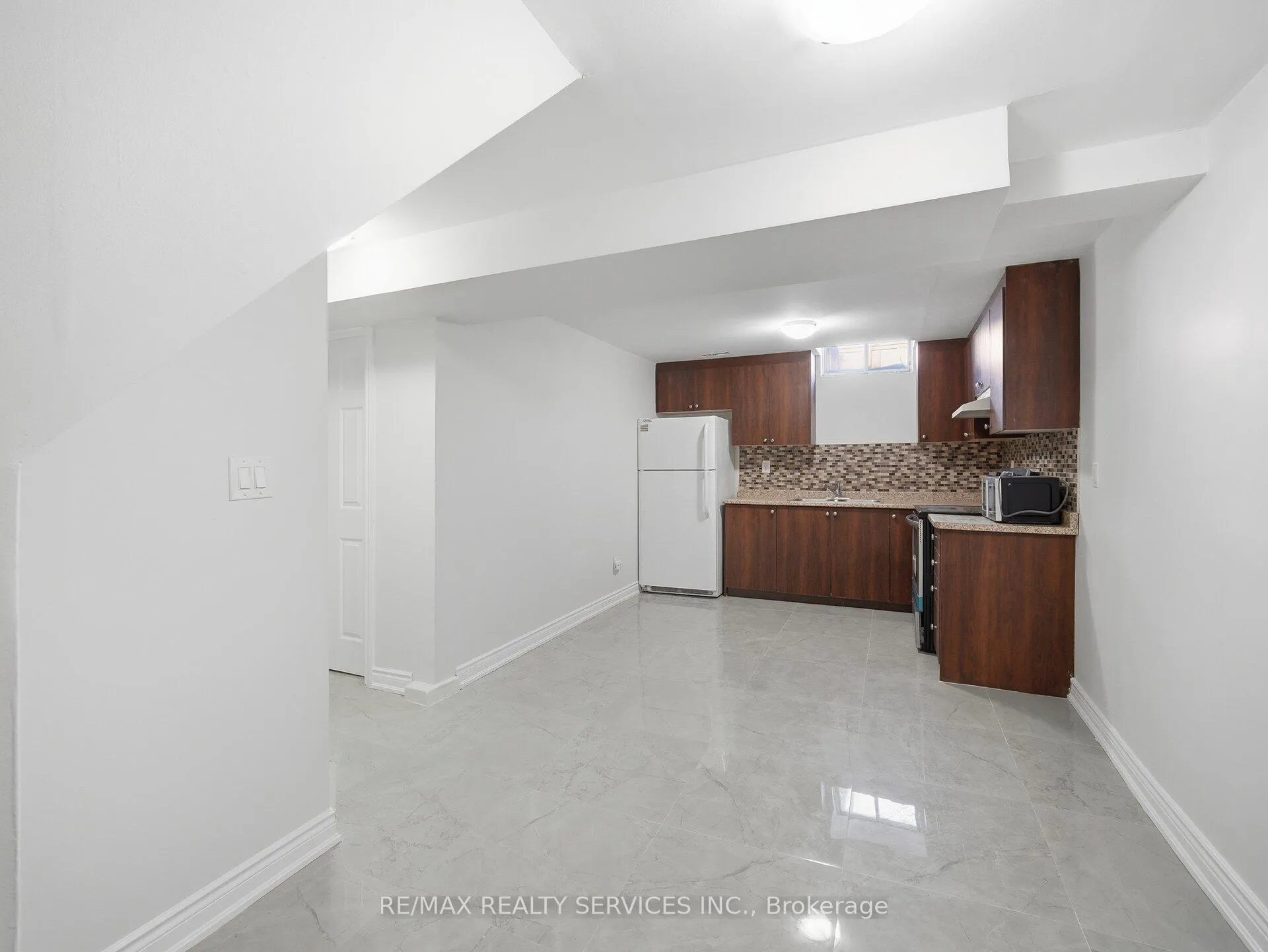 Photo 8 of Unit LOWER, 8 Deerpark Crescent S, Brampton, Brampton West — HOMEH