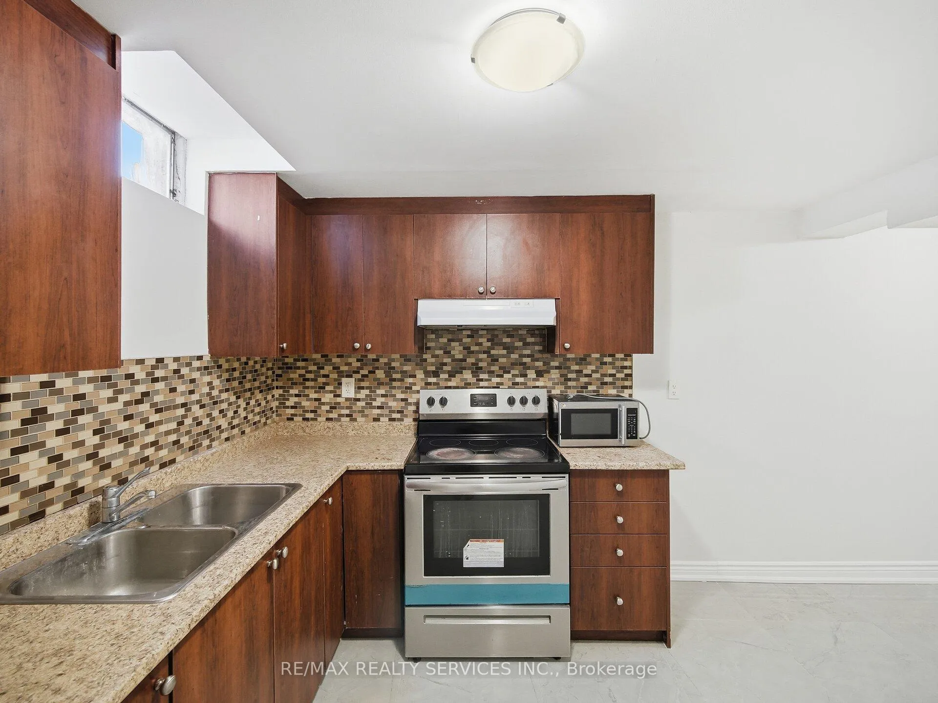 Photo 9 of Unit LOWER, 8 Deerpark Crescent S, Brampton, Brampton West — HOMEH