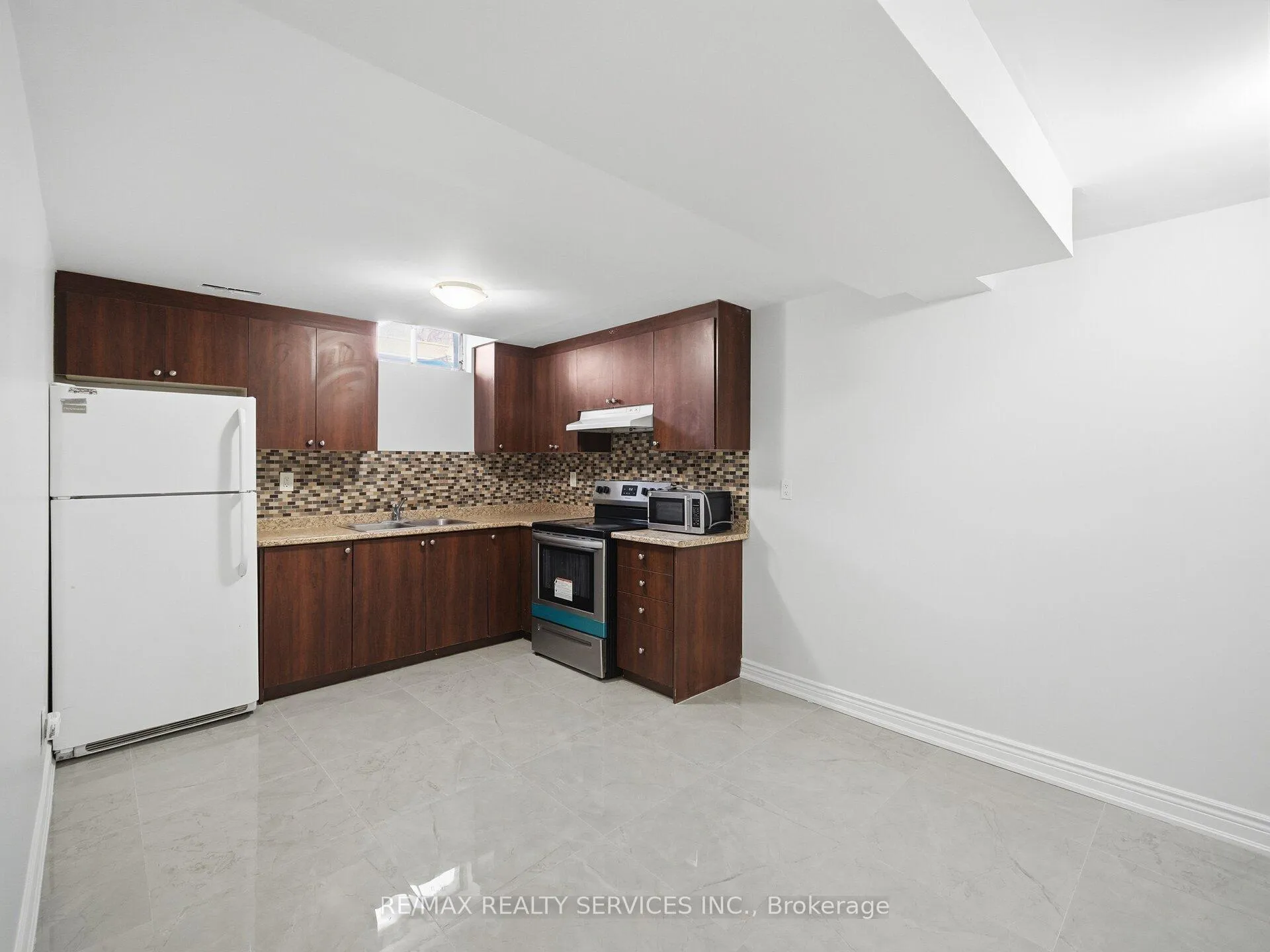 Photo 10 of Unit LOWER, 8 Deerpark Crescent S, Brampton, Brampton West — HOMEH