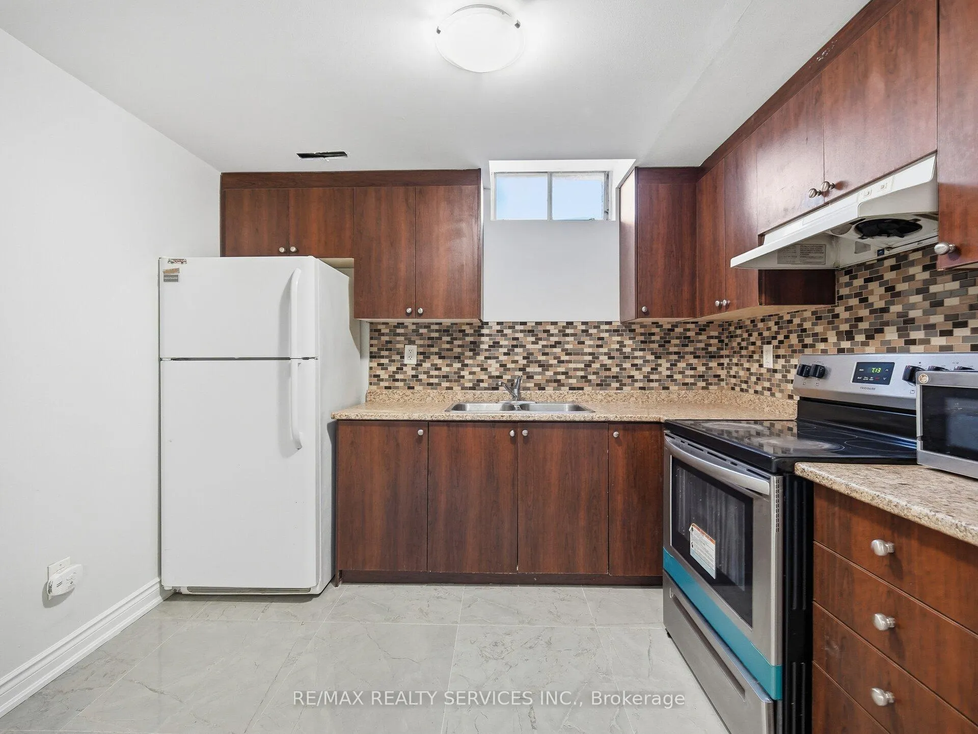 Photo 11 of Unit LOWER, 8 Deerpark Crescent S, Brampton, Brampton West — HOMEH
