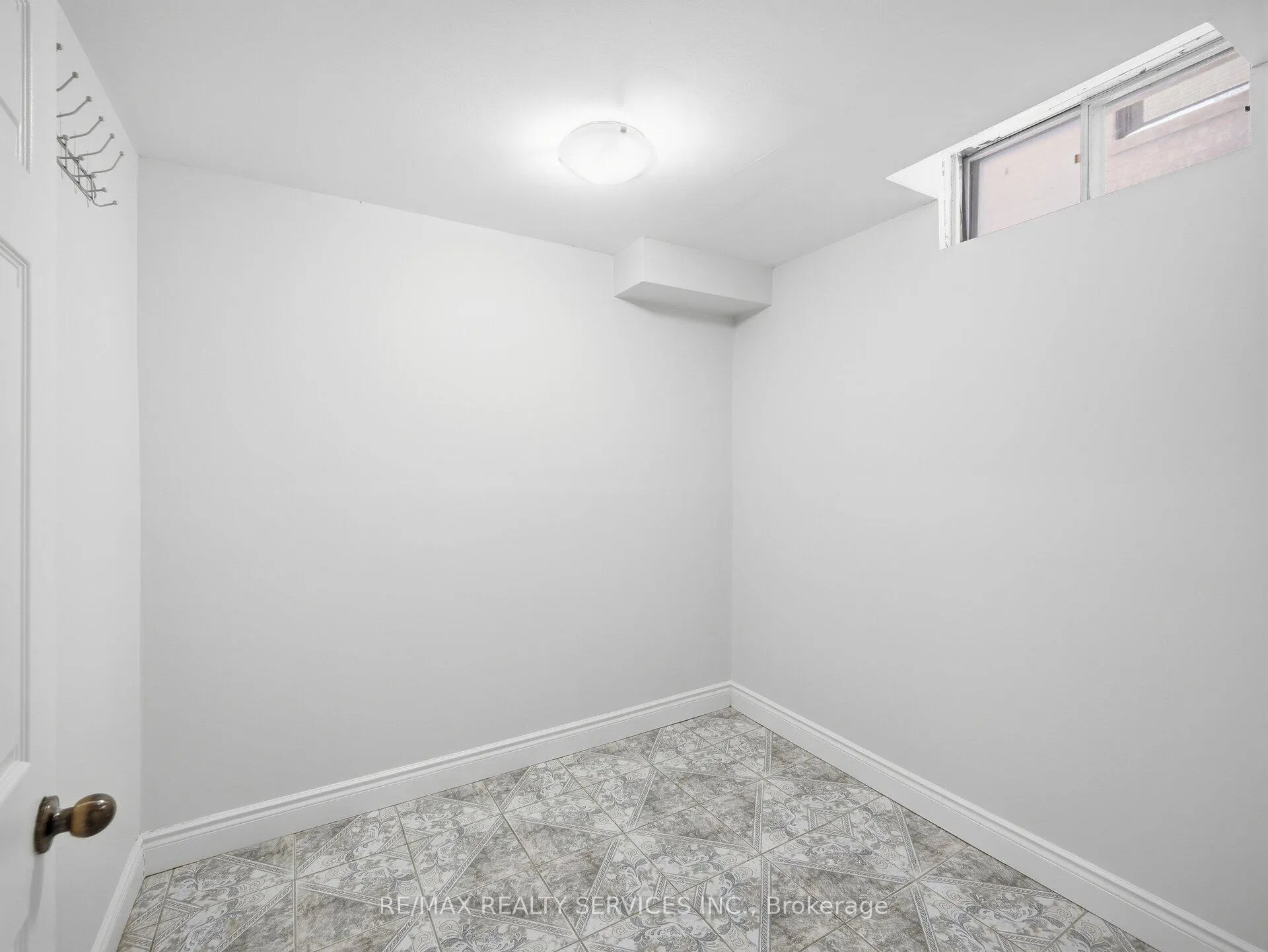 Photo 14 of Unit LOWER, 8 Deerpark Crescent S, Brampton, Brampton West — HOMEH