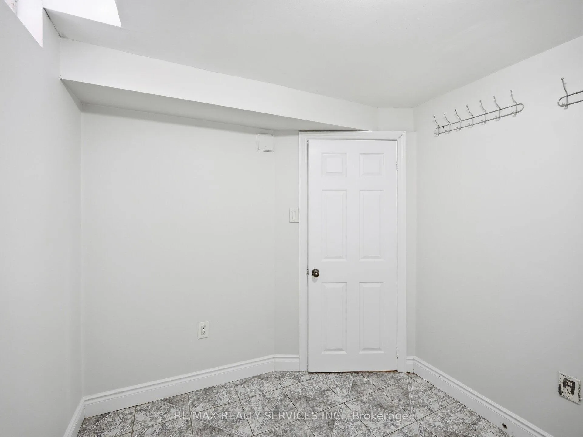 Photo 15 of Unit LOWER, 8 Deerpark Crescent S, Brampton, Brampton West — HOMEH