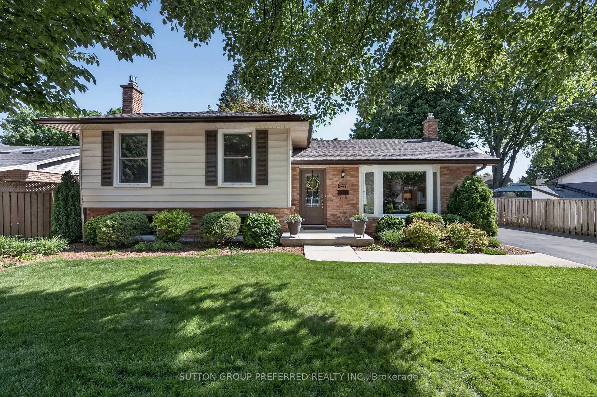 Photo 1 of 647 Glengyle Crescent, London, North H — HOMEH