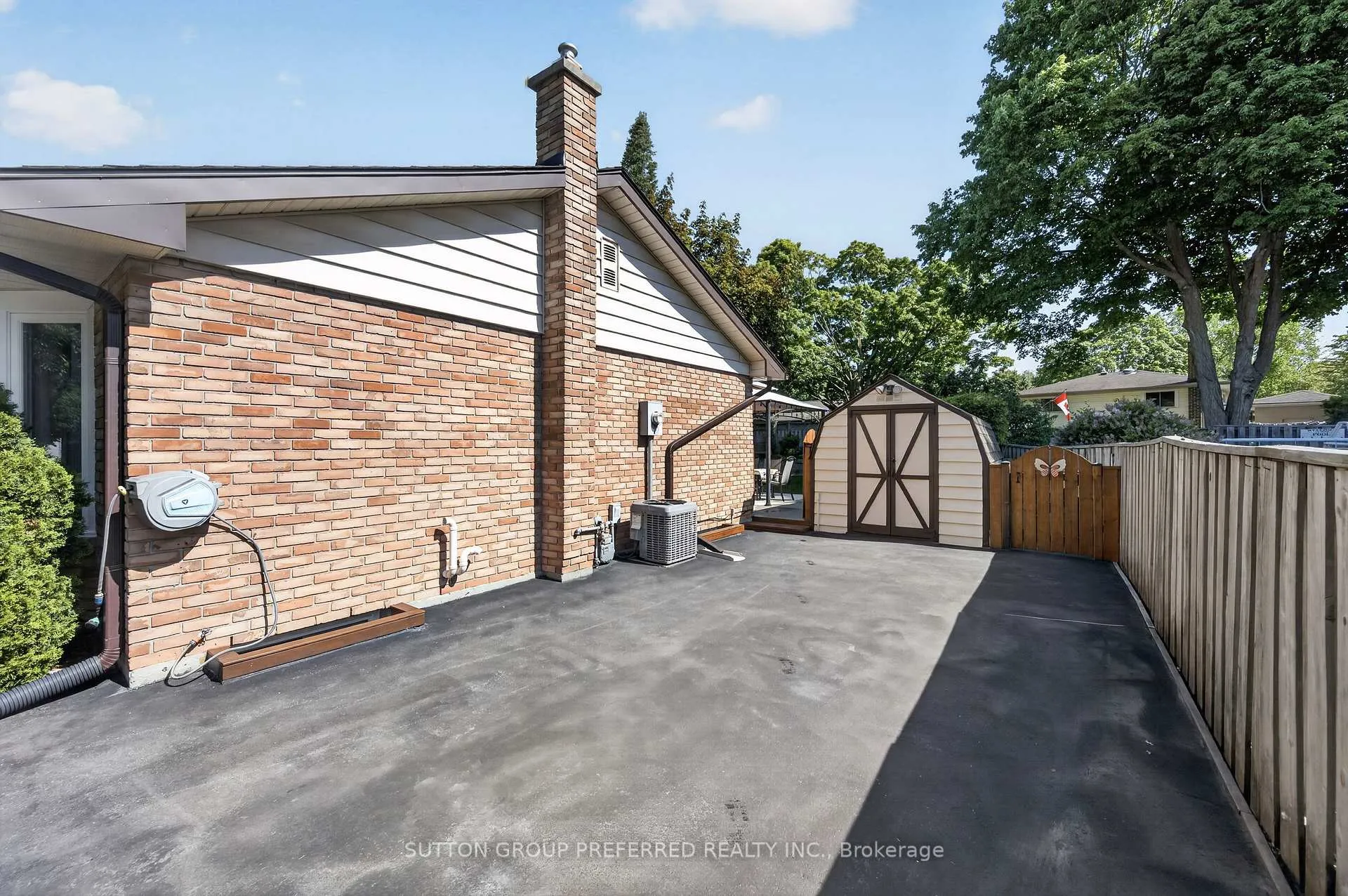 Photo 3 of 647 Glengyle Crescent, London, North H — HOMEH
