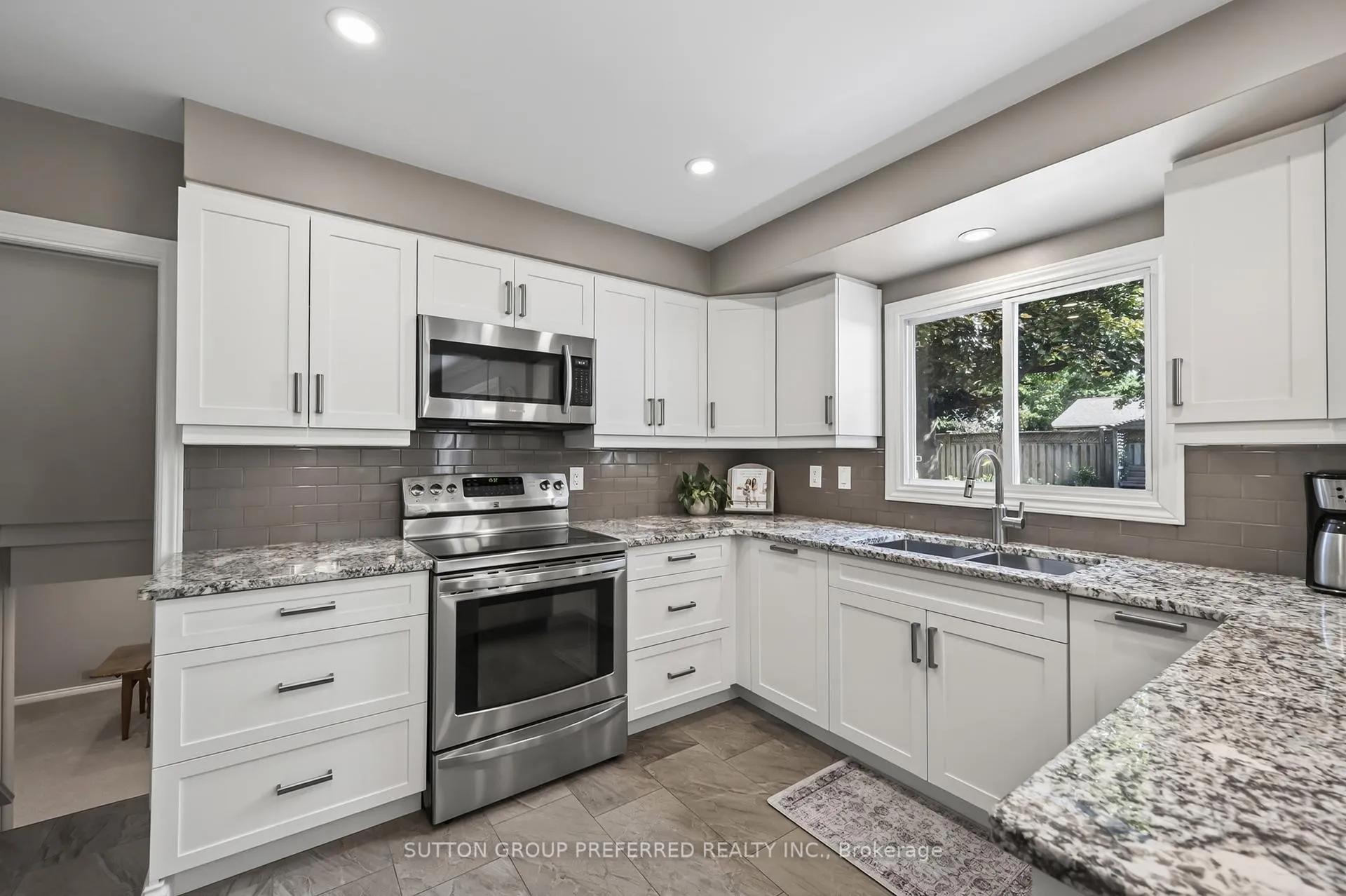Photo 9 of 647 Glengyle Crescent, London, North H — HOMEH