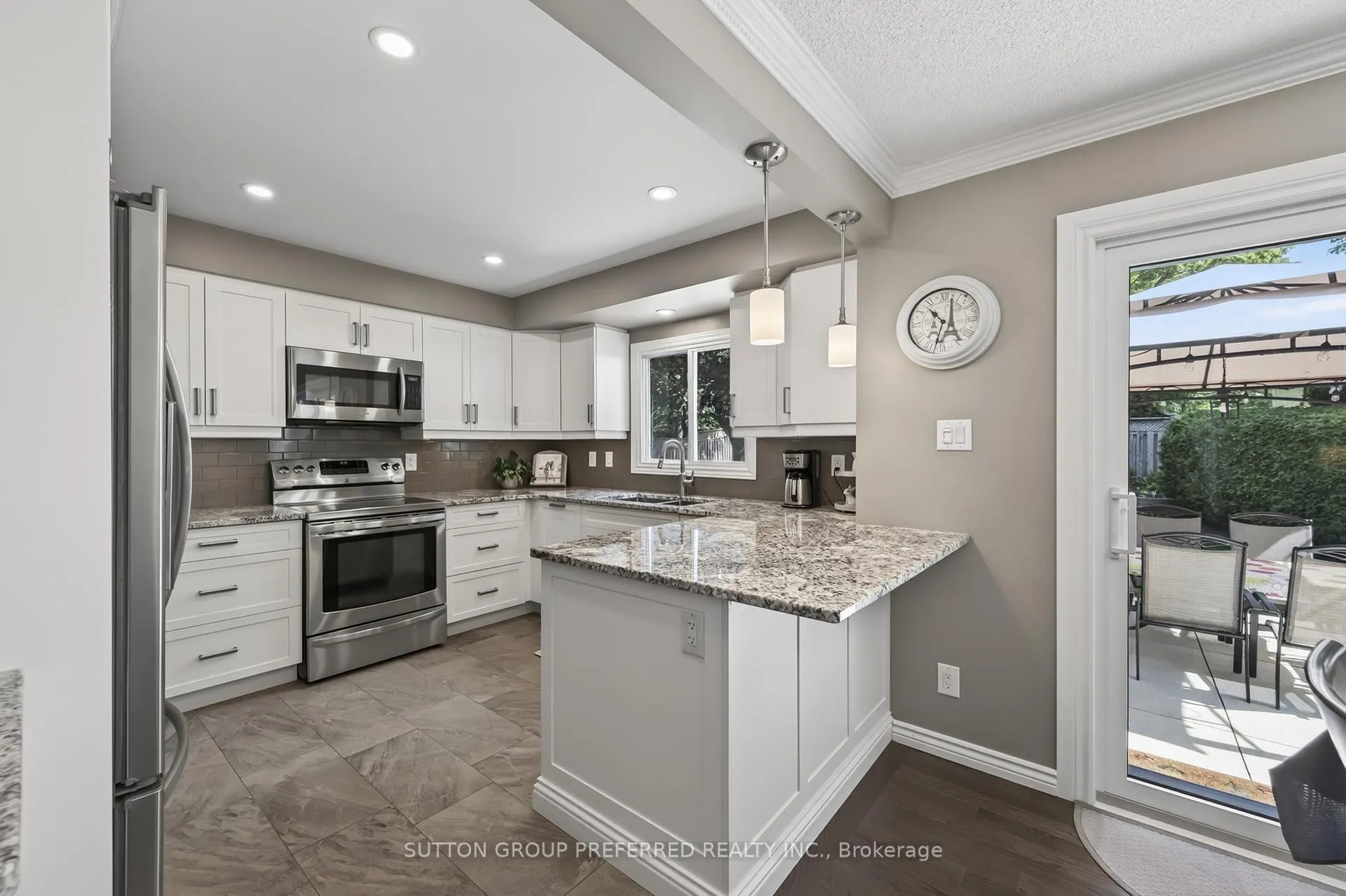 Photo 12 of 647 Glengyle Crescent, London, North H — HOMEH