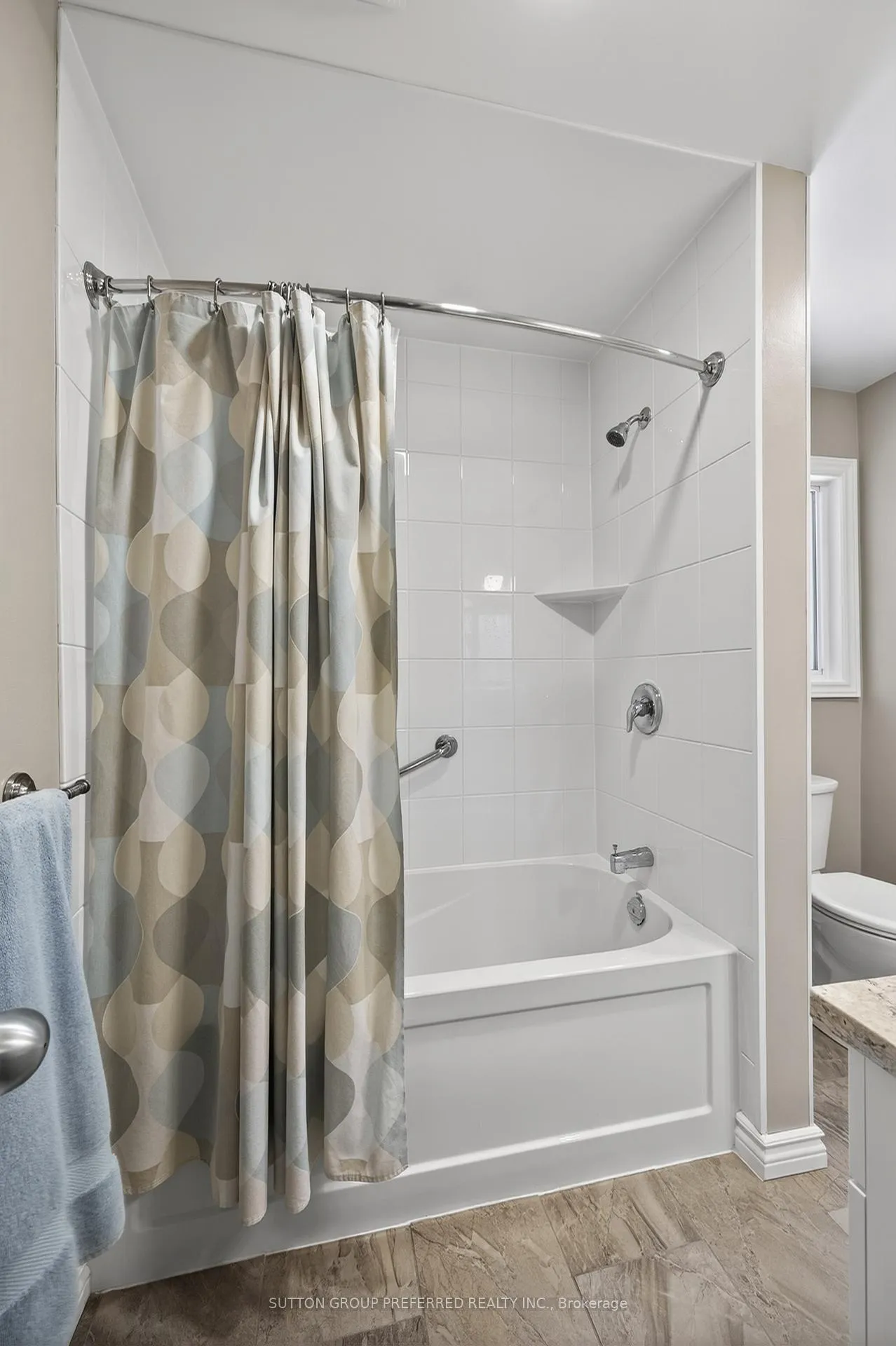 Photo 21 of 647 Glengyle Crescent, London, North H — HOMEH