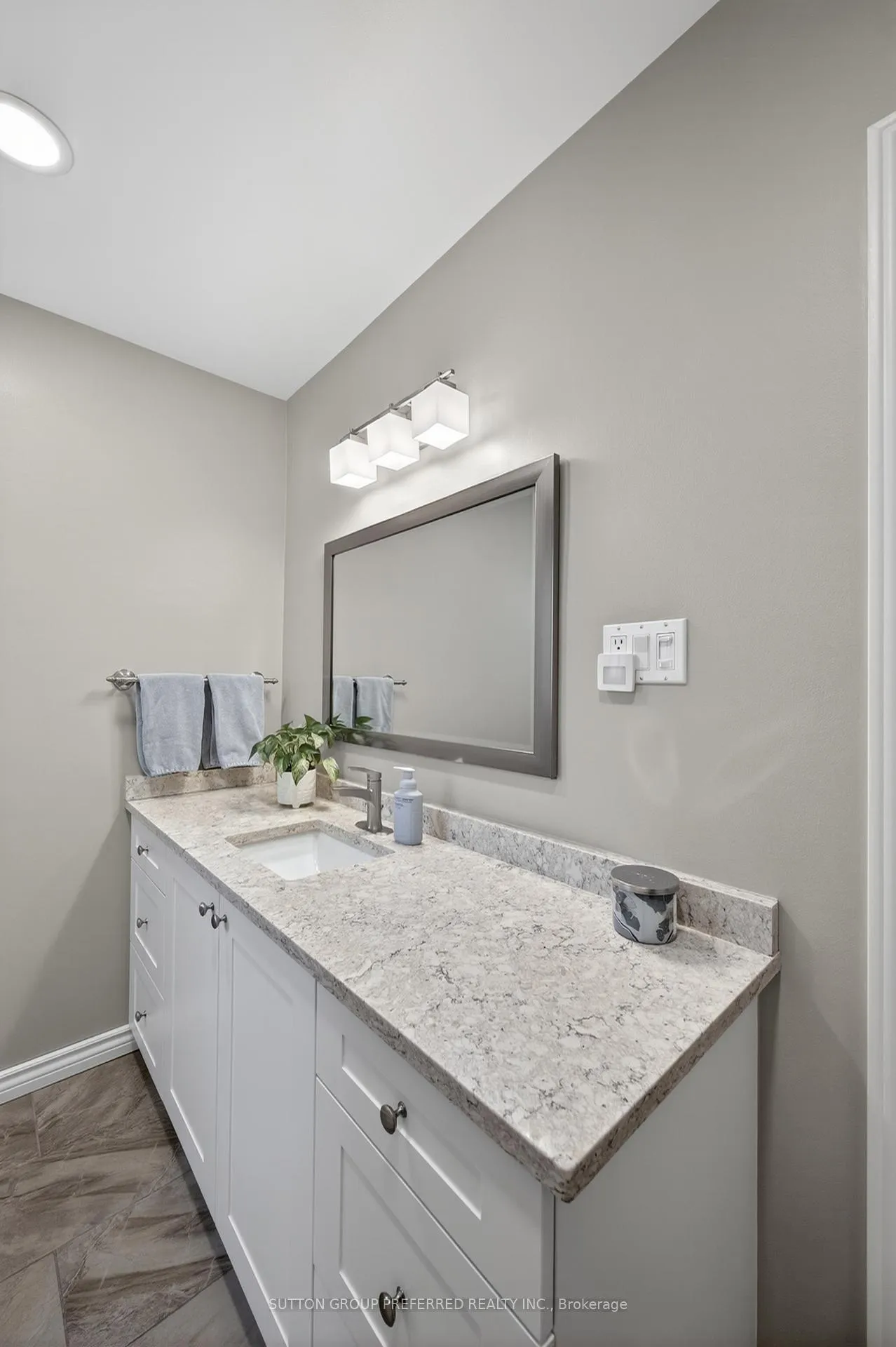 Photo 22 of 647 Glengyle Crescent, London, North H — HOMEH