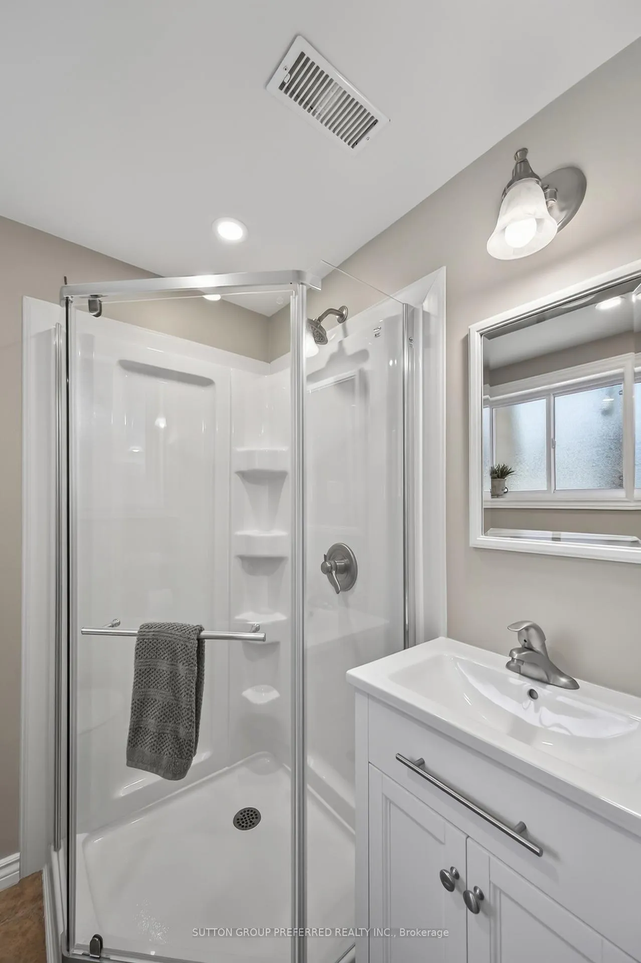 Photo 26 of 647 Glengyle Crescent, London, North H — HOMEH