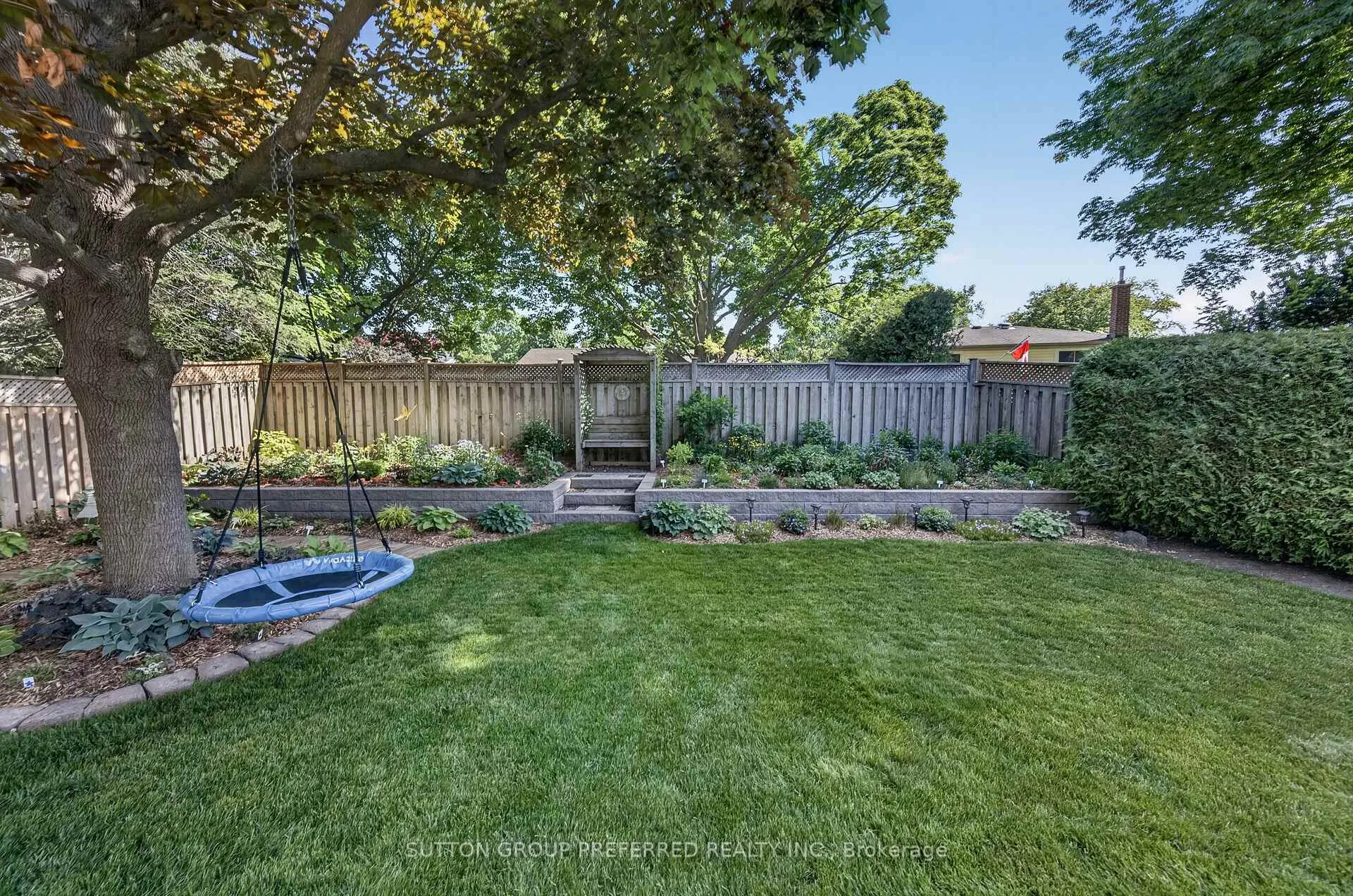 Photo 32 of 647 Glengyle Crescent, London, North H — HOMEH