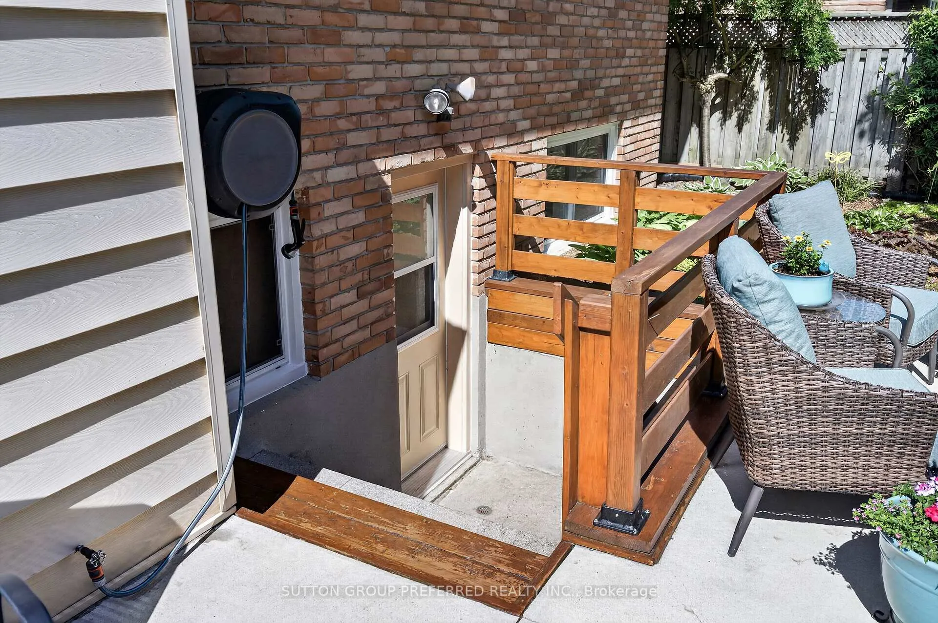Photo 37 of 647 Glengyle Crescent, London, North H — HOMEH