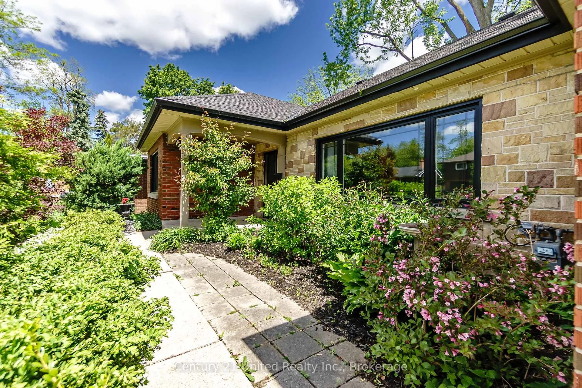 Photo 2 of 1306 Hazeldean Avenue, Peterborough, Monaghan Ward 2 — HOMEH