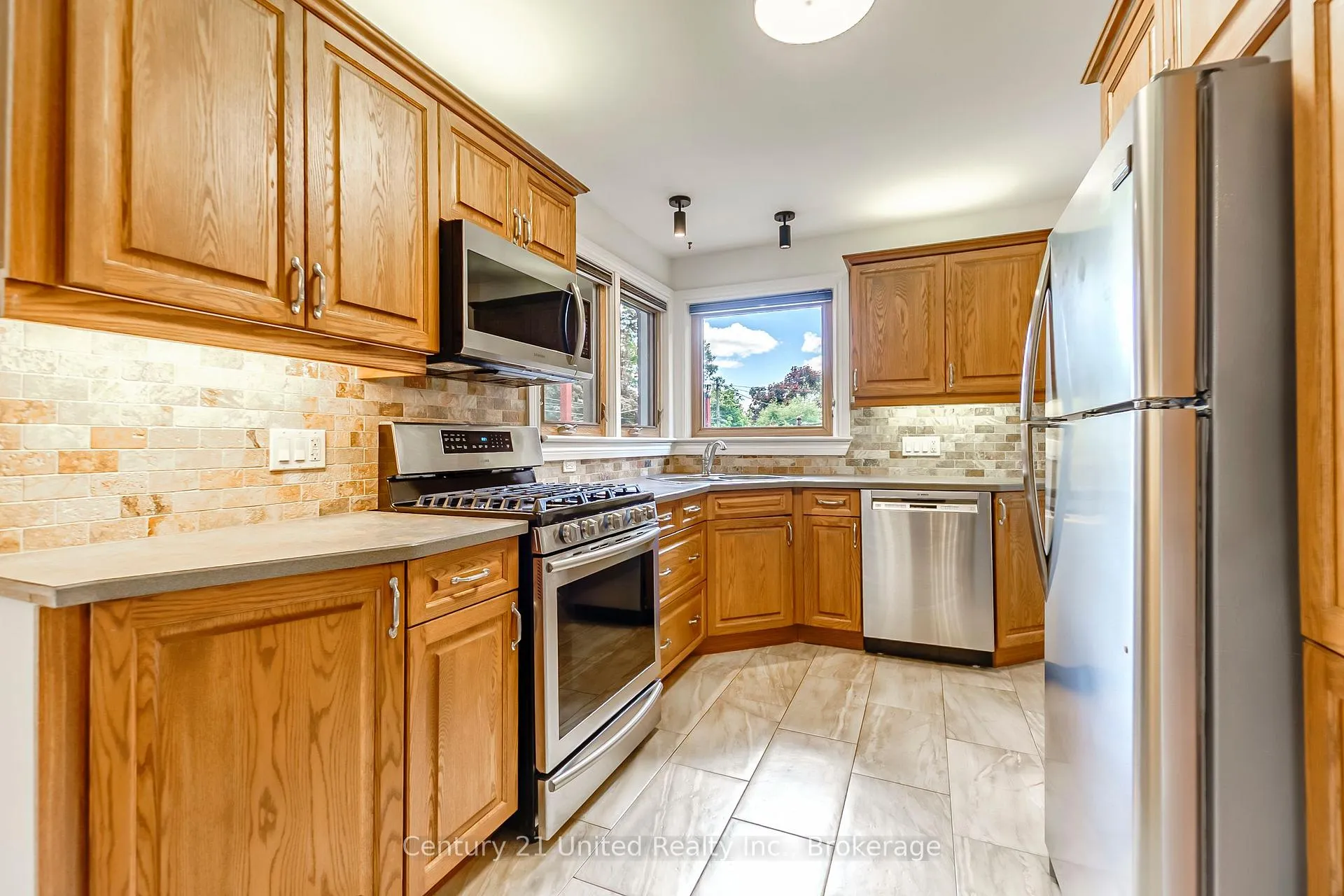 Photo 11 of 1306 Hazeldean Avenue, Peterborough, Monaghan Ward 2 — HOMEH
