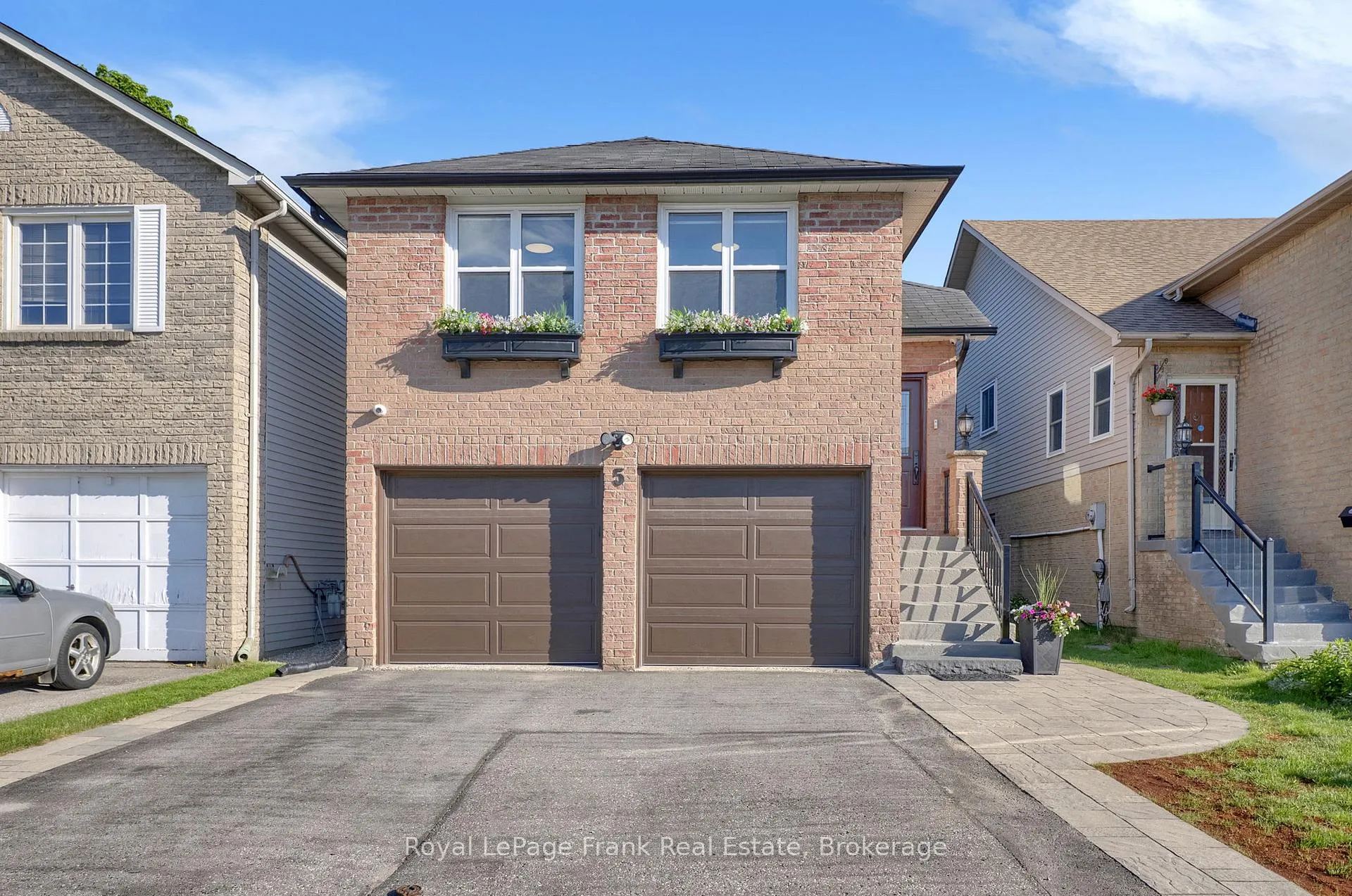 Photo 1 of 5 Empire Crescent, Clarington, Courtice — HOMEH