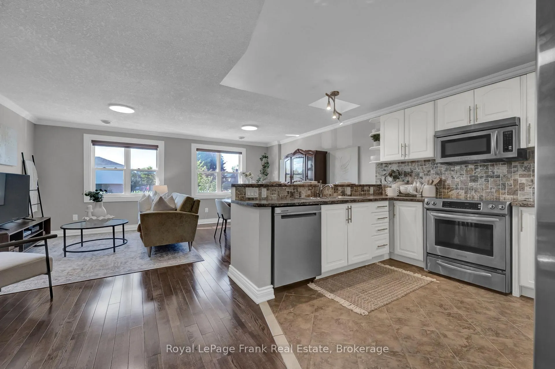 Photo 4 of 5 Empire Crescent, Clarington, Courtice — HOMEH