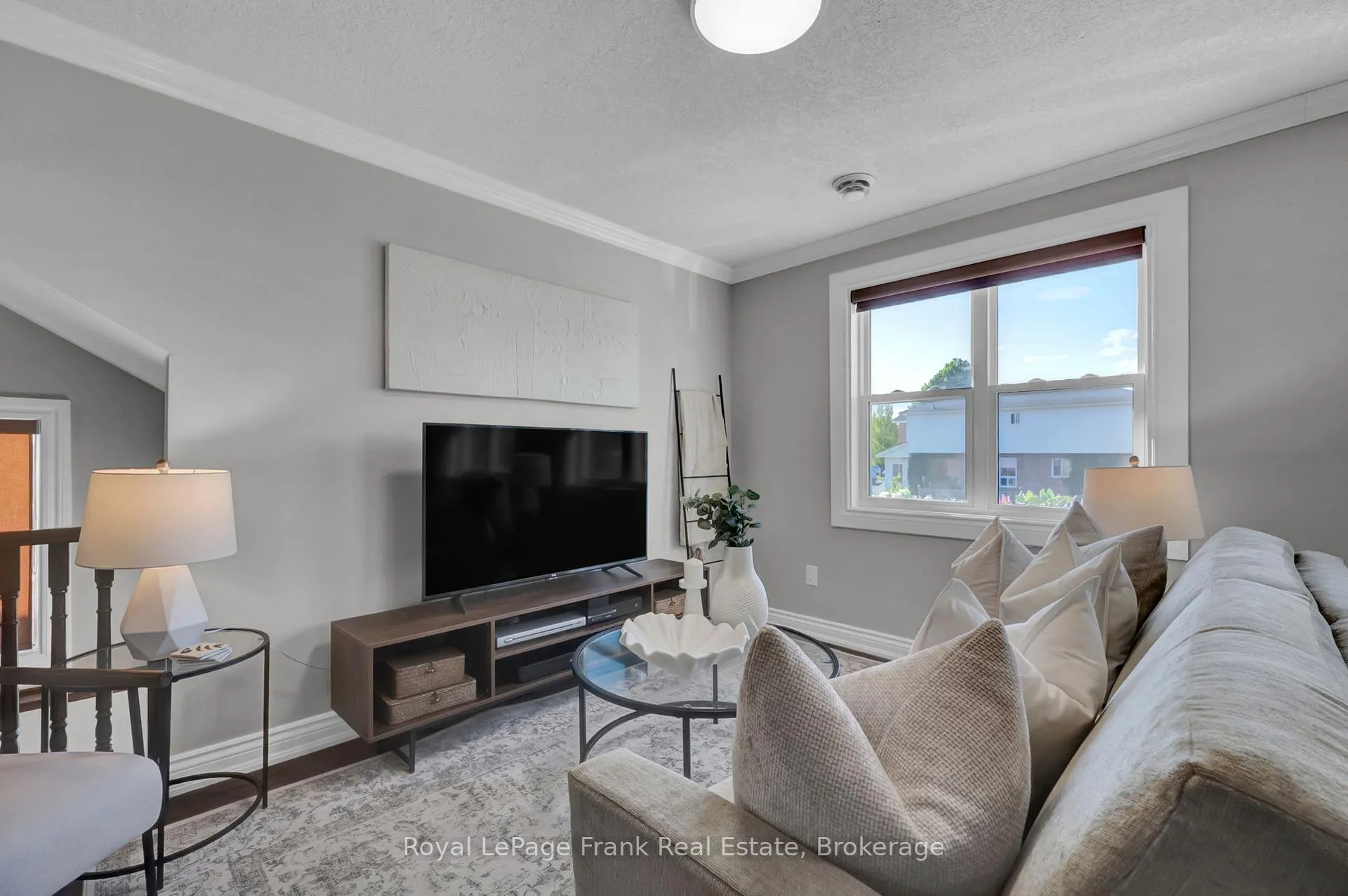 Photo 8 of 5 Empire Crescent, Clarington, Courtice — HOMEH