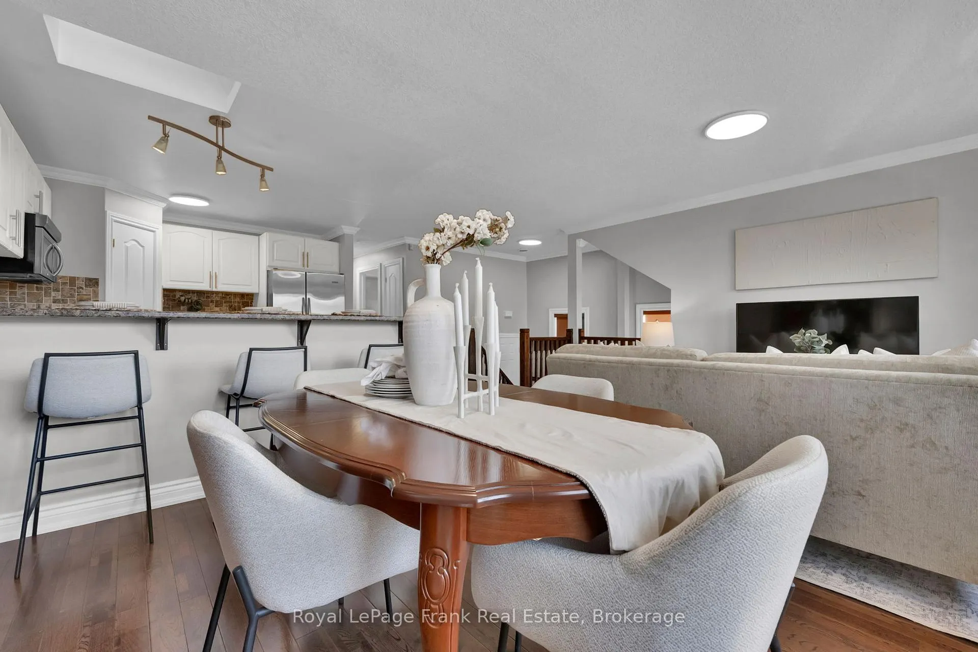 Photo 10 of 5 Empire Crescent, Clarington, Courtice — HOMEH
