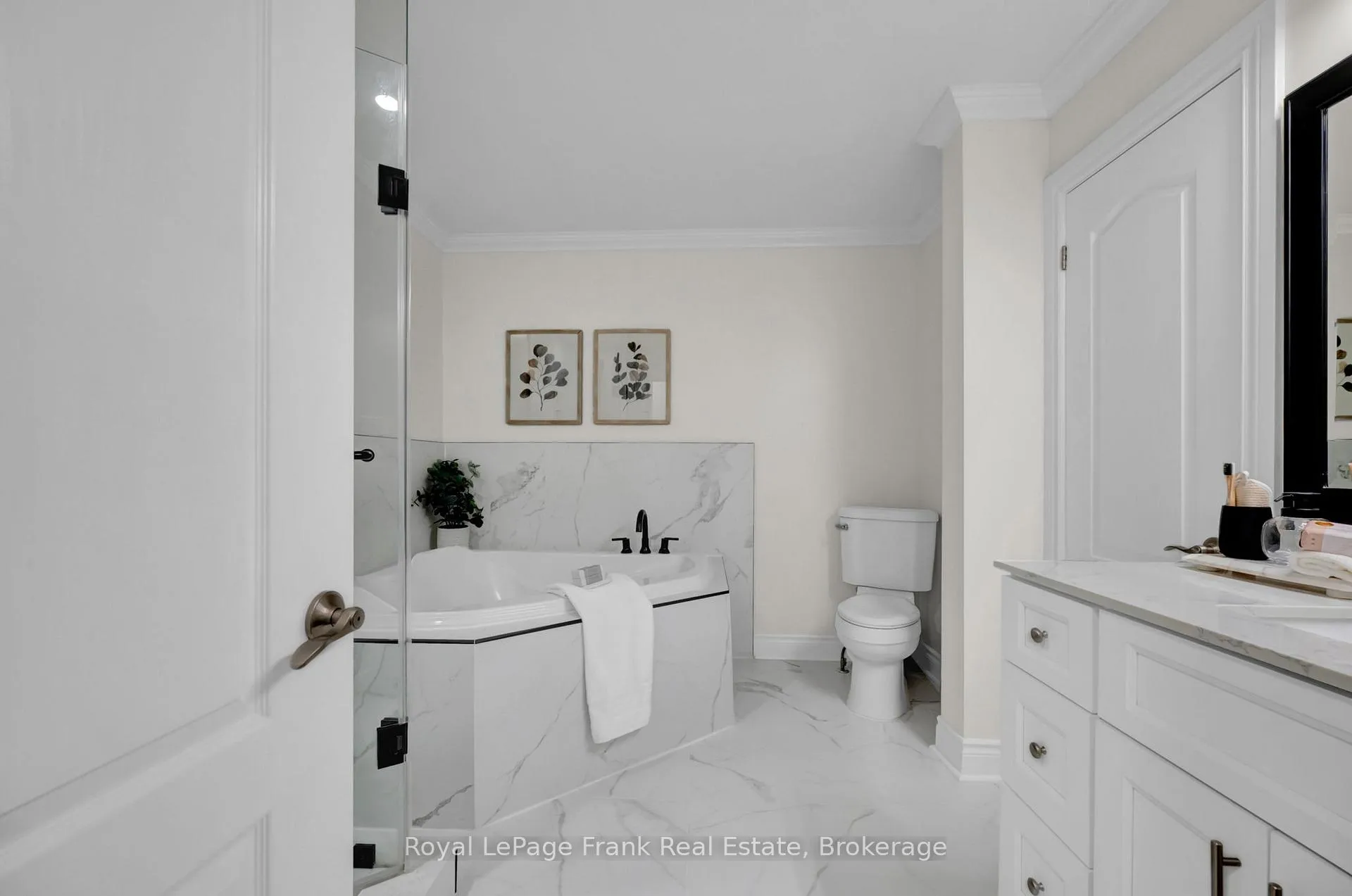 Photo 15 of 5 Empire Crescent, Clarington, Courtice — HOMEH