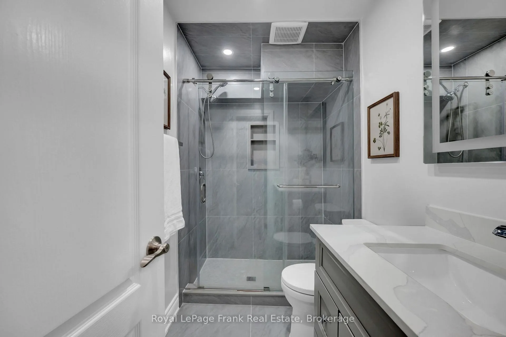 Photo 26 of 5 Empire Crescent, Clarington, Courtice — HOMEH