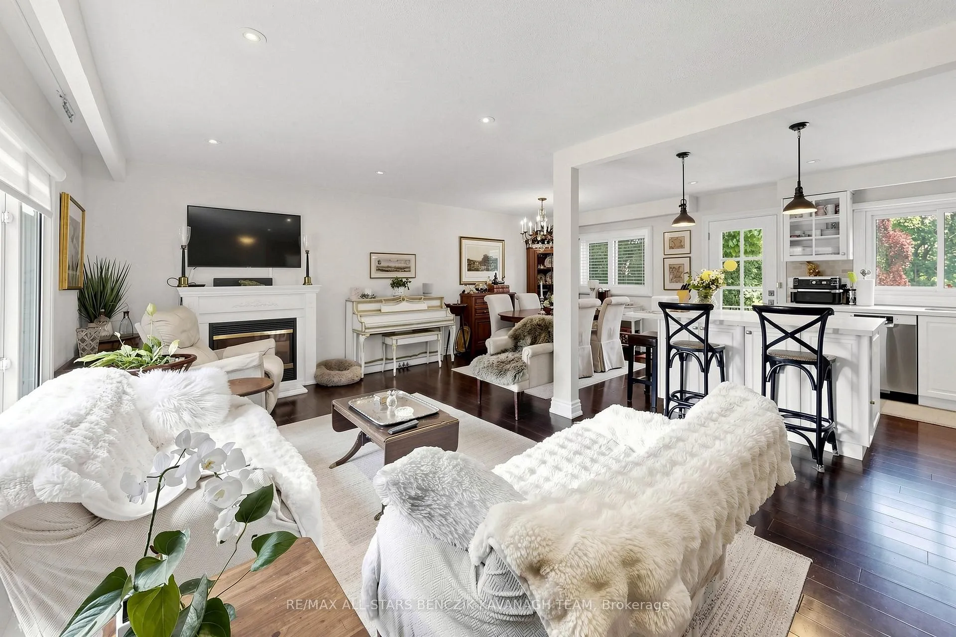 Photo 3 of 65 Wootten Way N, Markham, Markham Village — HOMEH