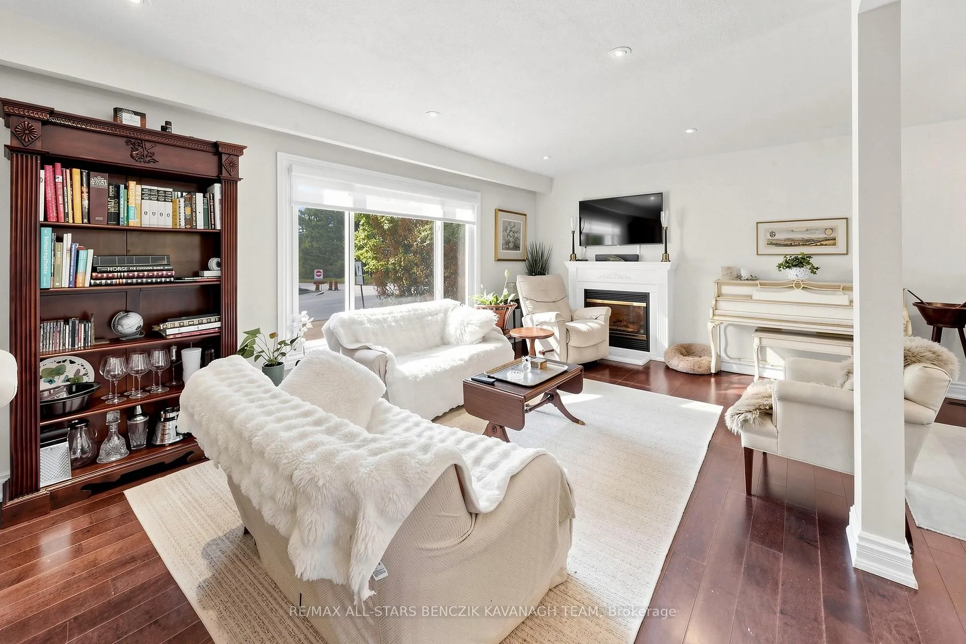 Photo 4 of 65 Wootten Way N, Markham, Markham Village — HOMEH