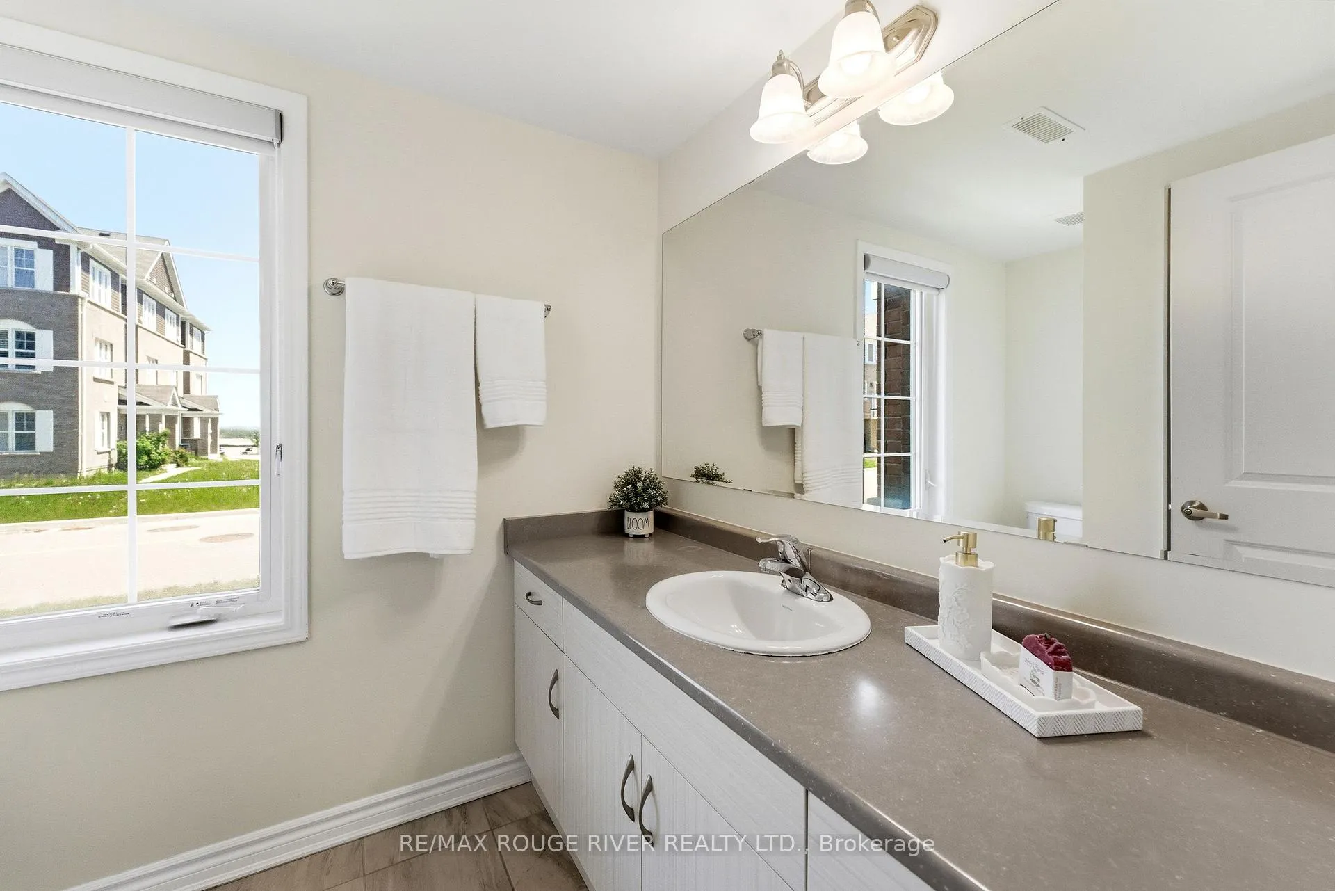Photo 8 of 2402 Fall Harvest Crescent, Pickering, Rural Pickering — HOMEH