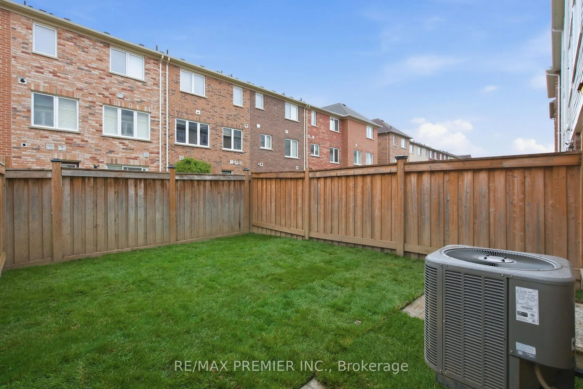 Photo 5 of 57 Baycliffe Crescent, Brampton, Northwest Brampton — HOMEH