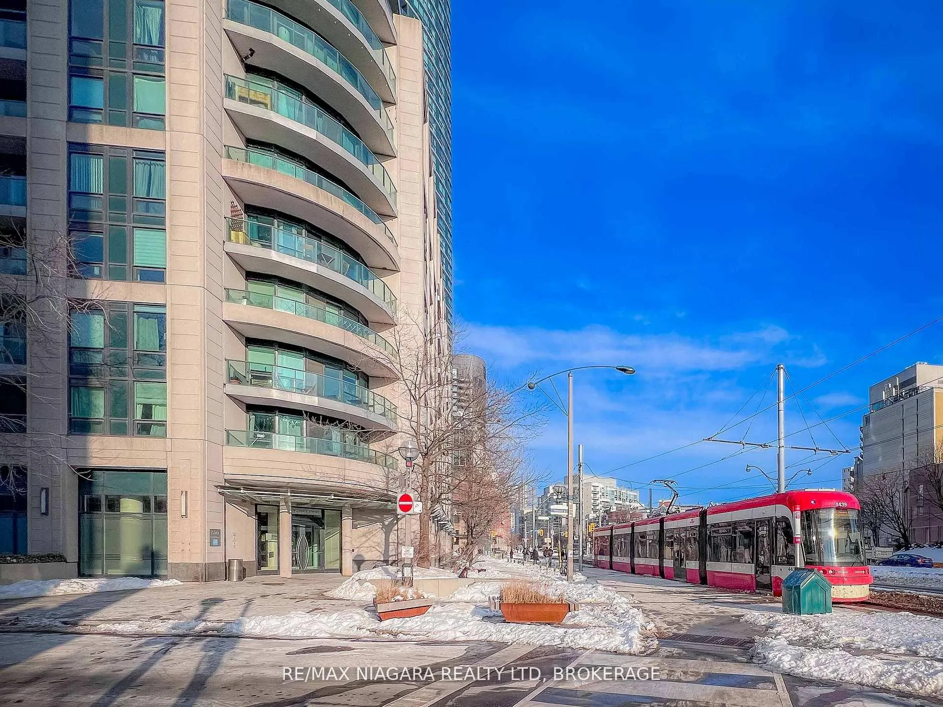 Photo 2 of Unit 1601, 600 Fleet Street, Toronto, Niagara — HOMEH