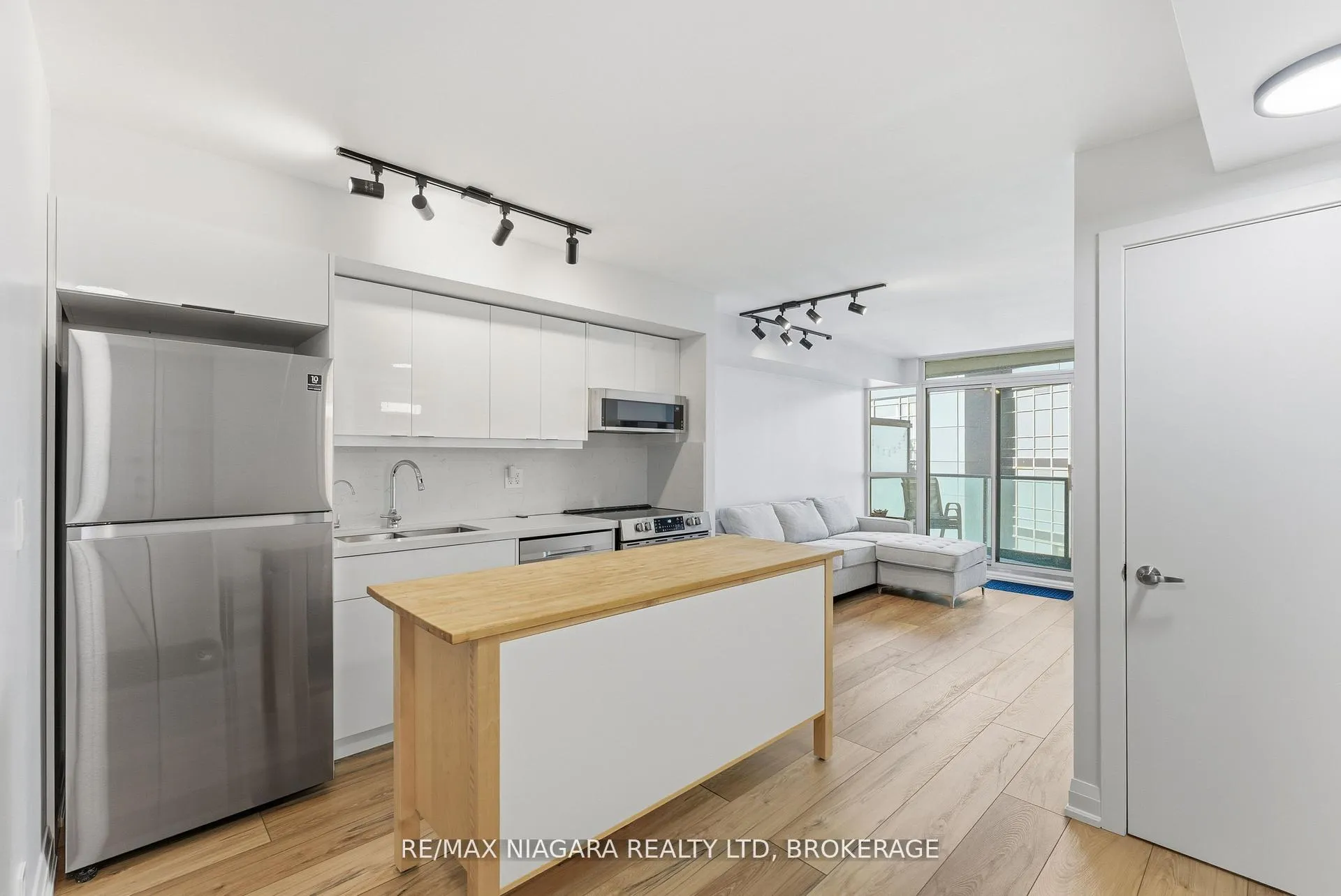 Photo 6 of Unit 1601, 600 Fleet Street, Toronto, Niagara — HOMEH