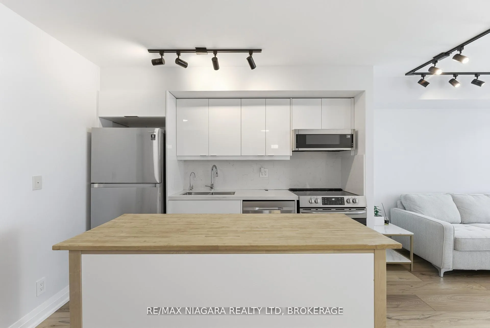 Photo 7 of Unit 1601, 600 Fleet Street, Toronto, Niagara — HOMEH