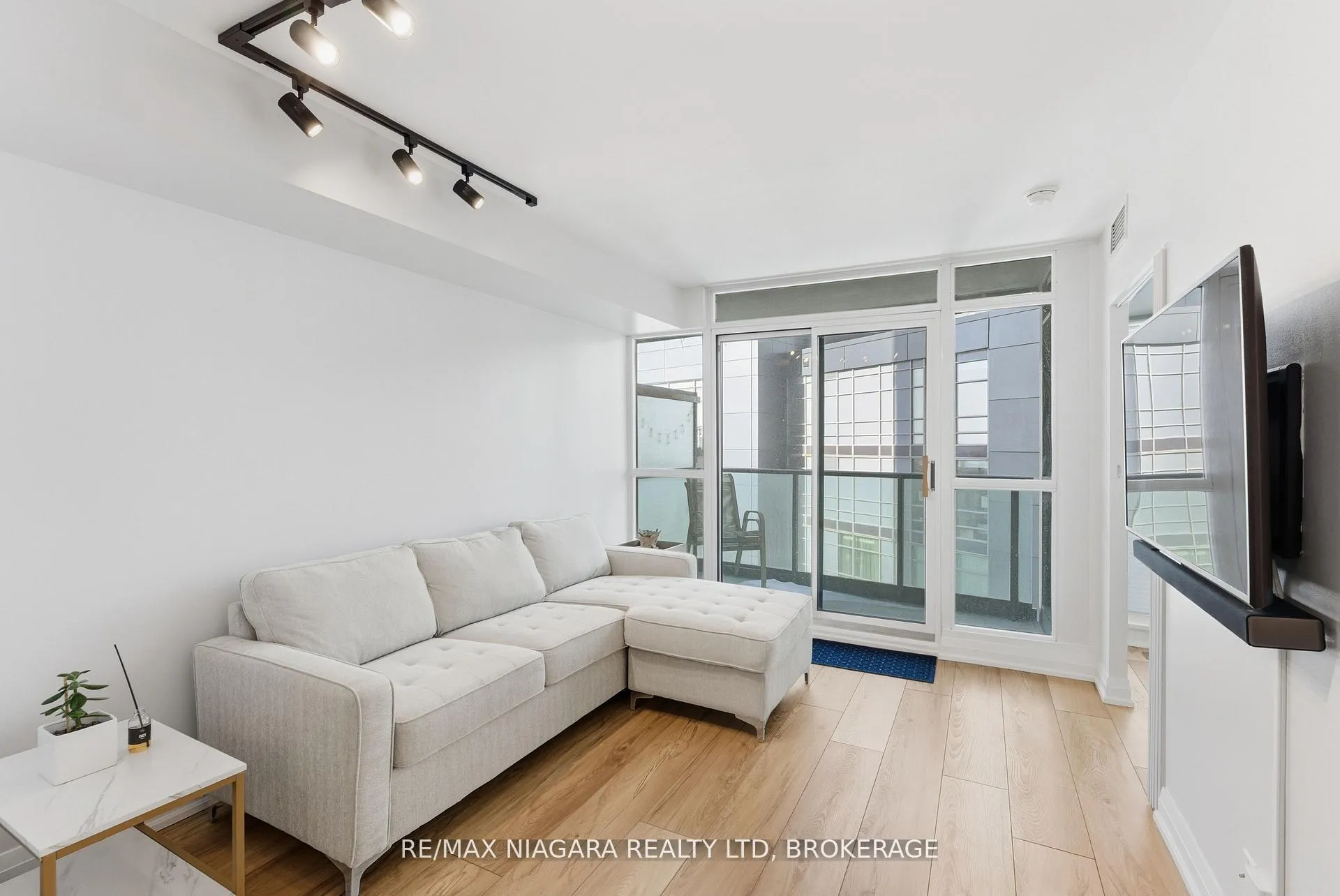Photo 8 of Unit 1601, 600 Fleet Street, Toronto, Niagara — HOMEH