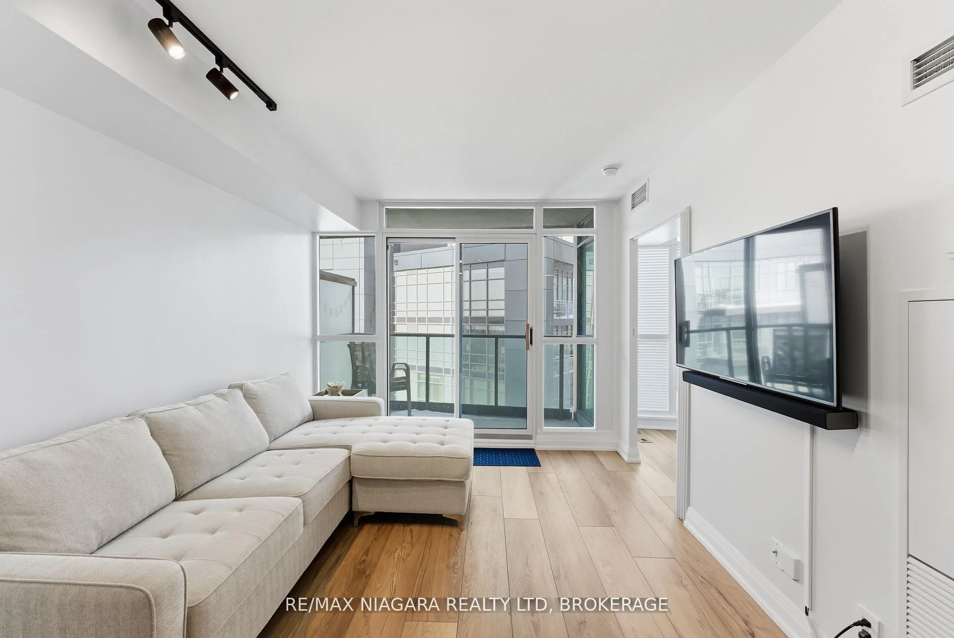 Photo 9 of Unit 1601, 600 Fleet Street, Toronto, Niagara — HOMEH