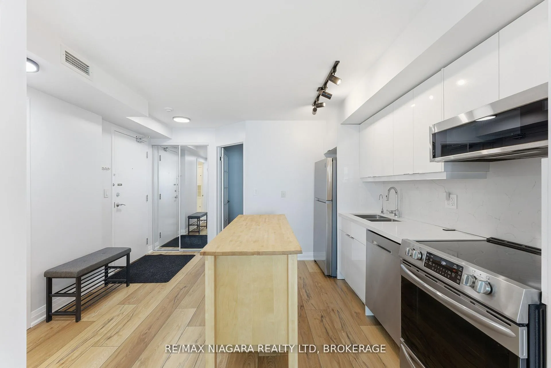 Photo 10 of Unit 1601, 600 Fleet Street, Toronto, Niagara — HOMEH