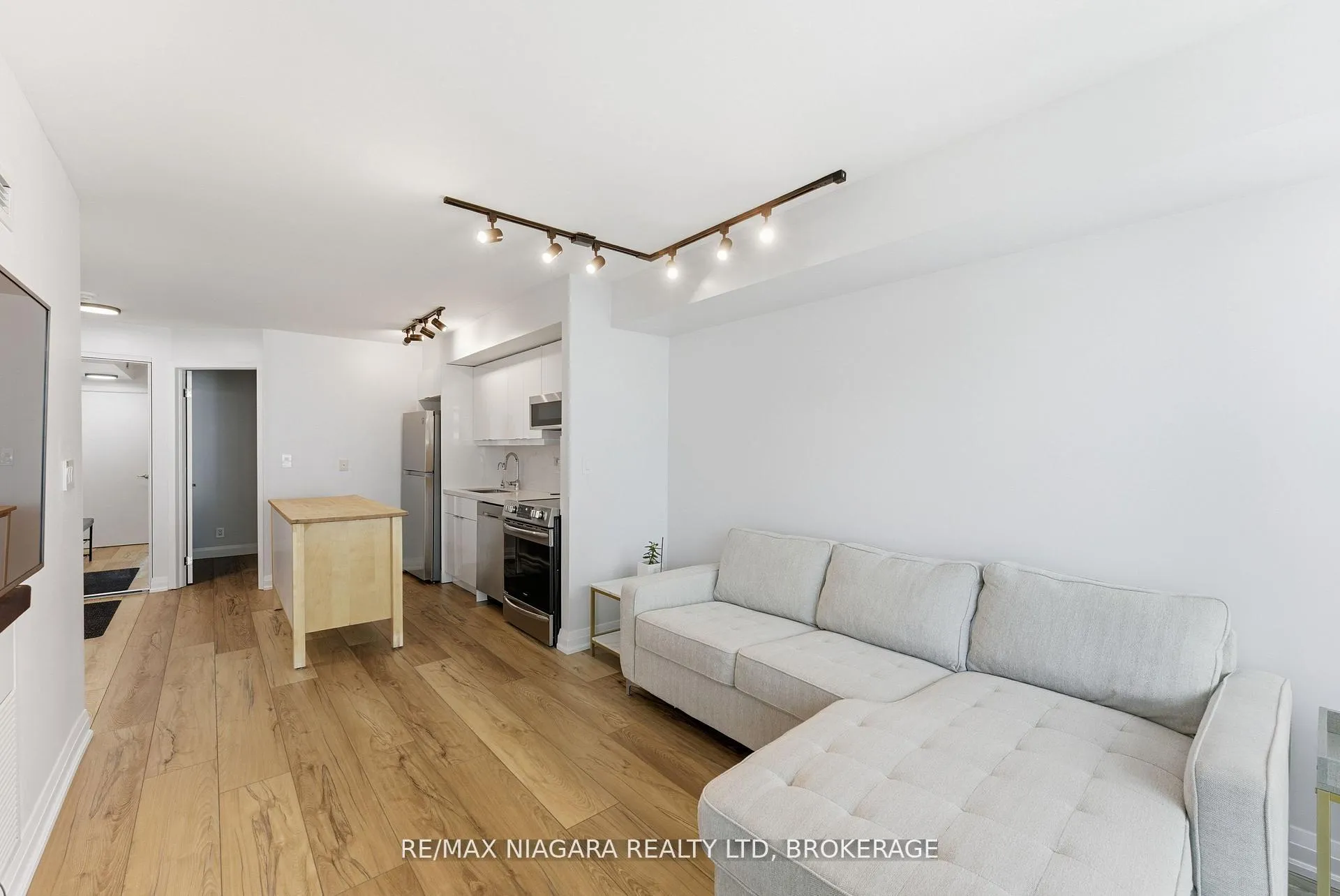 Photo 11 of Unit 1601, 600 Fleet Street, Toronto, Niagara — HOMEH